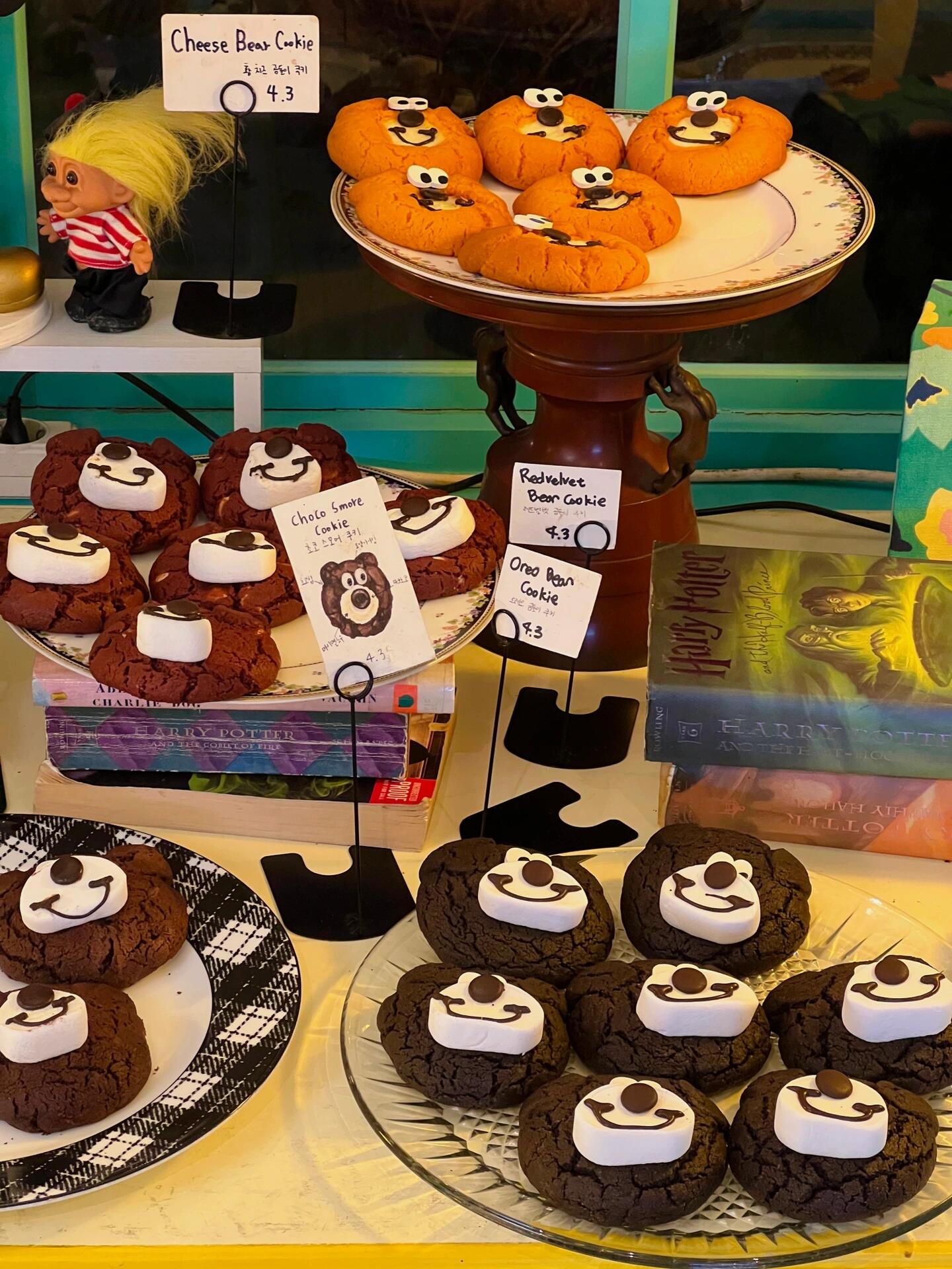 
                        首爾探店????可可愛愛的小熊曲奇??-??Happy Bear Day的小熊曲奇簡直萌化了我的心??！專程晚上出門，就為了讓這些小可愛們成為我增加脂肪的理由??。除了曲奇，這里的甜品還有誘人的巴斯克蛋糕、酥脆可頌、香甜司康等等，每一款都美得不像話??。還能訂制超萌的迷你生日蛋糕哦！-店里的裝潢簡直是童話世界里走出來的，充滿了純真和童趣??。整棟房子都是美式童話風(fēng)格，外面還有個小花園和一個超大的泰迪熊??，感覺白天的色彩會更添幾分魅力！????????- ?? ??? ???12? 16-6 1?- 10:00-21:50- 地鐵2/6號線合井站 3號口步行270m#韓國咖啡廳 #高顏值咖啡館推薦 #網(wǎng)紅咖啡廳 #甜品 #寶藏甜品店分享 #高顏值甜品店 #日常碎片PLOG #韓國留學(xué)日常 #韓國留學(xué)生 #留學(xué)韓國 #韓國旅行 #韓國吃喝玩樂 #韓國旅行攻略 #在首爾記者團(tuán) #韓國美食 #首爾旅行 #首爾探店 #首爾打卡 #首爾美食 #美食探店 #本地人愛吃的店 #周末去哪兒 #合井 #合井美食 #合井探店 ?????????????