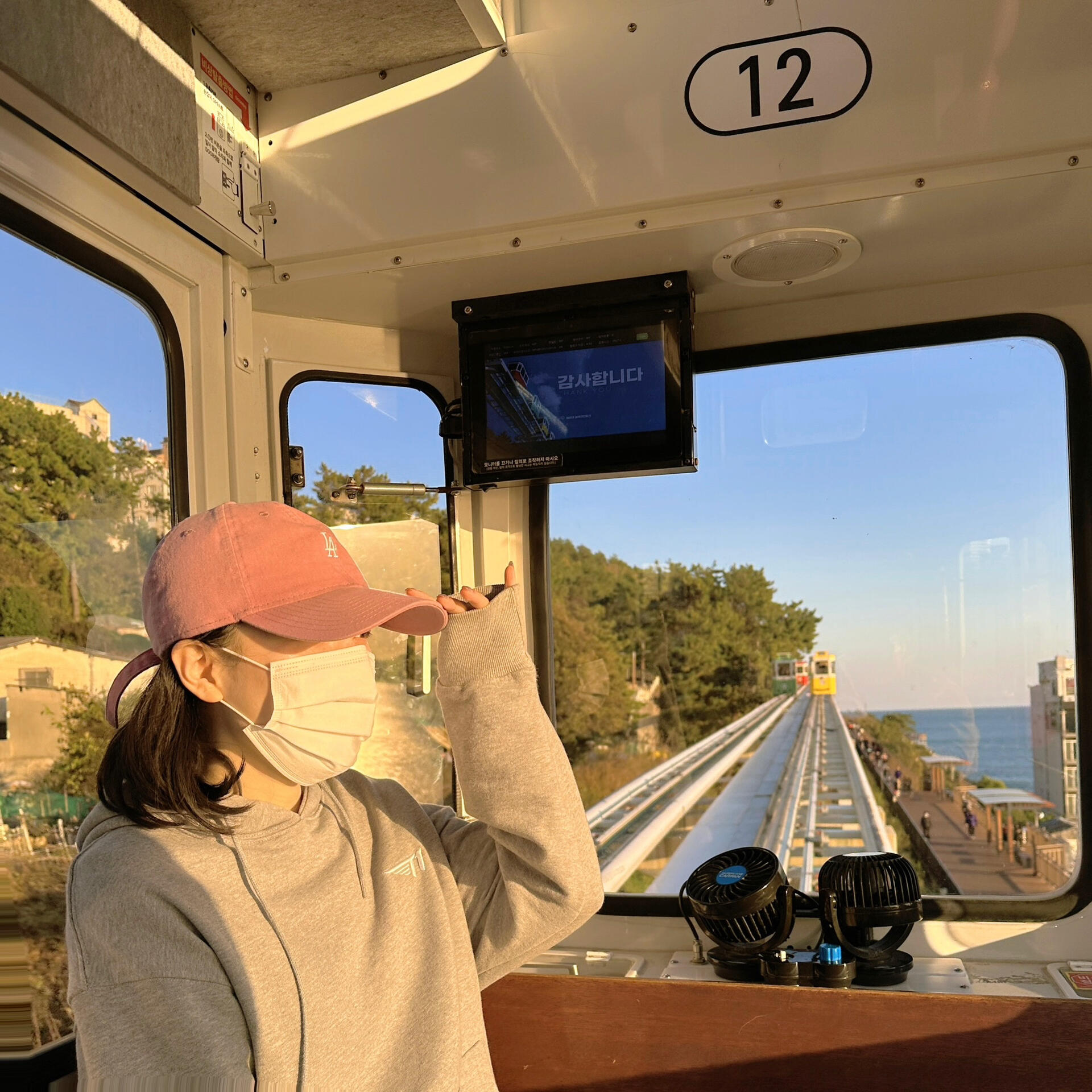 
                        ?? 釜山探索 | 海上膠囊小火車賞日落探索釜山的獨特之旅，乘坐別具一格的膠囊小火車和海邊列車，體驗不一樣的風景線！??1?? 旺季出行小貼士：提前兩天上官方網站搶票，避免錯過！??淡季旅客則可享受現場購票的便利。2?? 想要捕捉那完美的日落時分？推薦下午四點或五點的班次，讓你見證天邊色彩的絢爛變幻。??3?? 出發點選擇小竅門：從米浦站啟程前往清沙浦站，沿著海岸線行駛，讓你的鏡頭捕捉到最迷人的景致。??4?? 票價信息：單程票性價比高，2人組合1萬5韓元，3人組合3萬9韓元，4人組合4萬4韓元。全程僅2公里，火車行駛緩慢，單程旅程也能讓你有足夠的時間留下美好回憶。5?? 預約提示：搜索??????bluelinepark，提前規劃你的旅程。6?? 到達清沙浦，你將發現與日本鐮倉相似的絕佳拍照圣地。相機無法完全捕捉其美，親身體驗才能真切感受海上落日的魅力。?#釜山行 #釜山攻略 #釜山旅游 #海邊日落 ????????