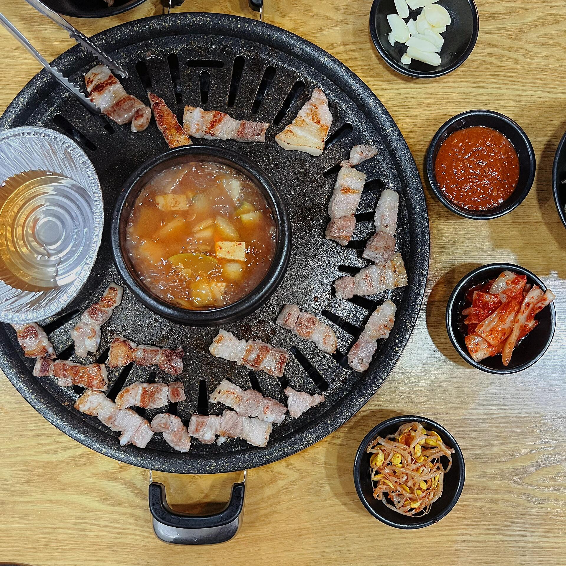 
                        ????明洞自助烤肉？真的好吃嗎？????地址：?? ?? ??4? 23店名：??????人均：16800韓幣（自助餐）推薦指數：4??評語：肉質還算可以，但肉類的品種比較少，只有五花肉和豬肩肉… 大醬湯、小菜都可以隨便加。晚上飯點來的話人還是挺多的，很多外國游客來吃。論性價比的話，其實還算可以的。不過??????才是最贊的 #韓國生活 #韓國美食 #周末探店 #烤肉控 #韓式烤肉 #自助餐享不停 #明洞美食 #韓國旅行必吃