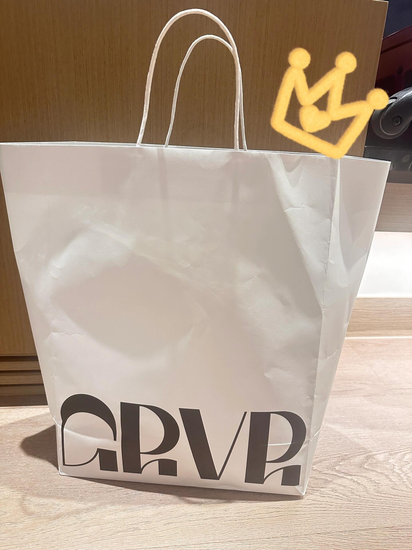 
                        ??? 首爾漢南洞Grove購物必看攻略！Hey，首爾購物愛好者們，今天要跟你們分享一下在漢南洞Grove找路的小貼士，讓你們輕松馬克住這個購物好去處！??????首先，定位到OLD Ferry Donut（順便說一句，他們家的甜甜圈真的很贊??）。然后，直接上到二樓，你就會看到Grove的小招牌，記得往右手邊走，就到啦！?記得他們的營業時間是到晚上8點，所以不要太晚去哦。7:40就不能試衣服了，7:50就要趕緊結賬，不然就來不及啦！看到那些小姐姐們匆忙挑選衣服的樣子，真是讓人心急火燎的??。??關于衣服，Grove的風格是典型的韓系時尚，雖然款式可能不會太多，但質量和設計都是上乘的，所以不要期望能買到太多，但買到的每一件都會讓你滿意！因為店鋪實在是太火了，很多衣服都賣光了，可能需要登記在waiting list上耐心等待哦～??我這次就挑了一套超級棒的運動裝，感覺自己美美噠！?#首爾 #漢南洞 #首爾探店