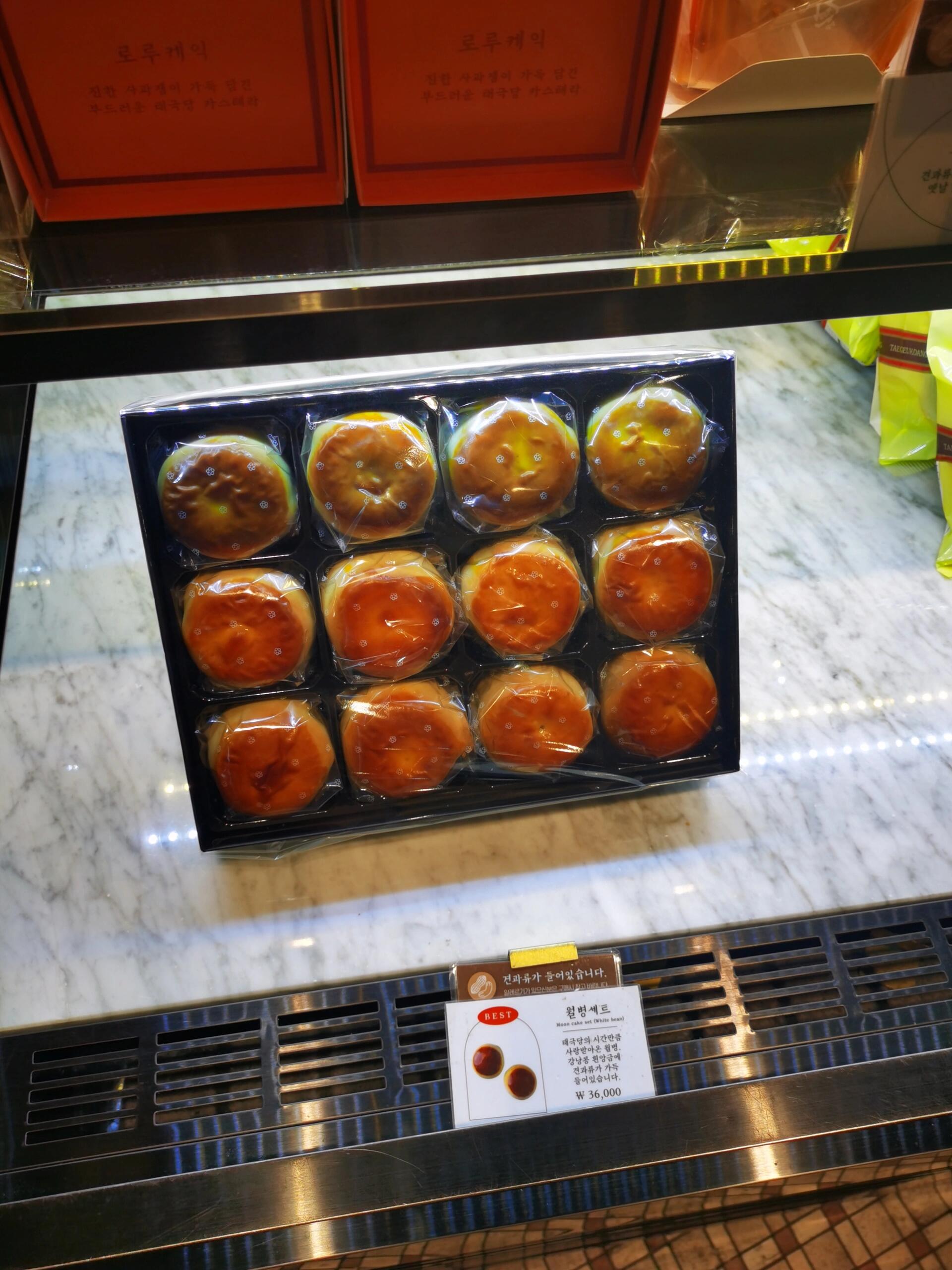 
                        首爾美食探店記????漫步在首爾的街頭巷尾，感覺這里的美食真的是多到讓人眼花繚亂??！?? 除了那些讓人垂涎的烤肉，還有各種各樣的咖啡館，每一家都有自己的特色呢！在這次的旅行中，我走遍了 #景福宮 #清溪川 #廣藏市場 #韓國國立博物館 #梨泰院 這些地方，每一個地方都有著它獨特的魅力和不可錯過的美食。???????當然，最讓我難忘的還是那些美味的 #烤肉 和 #樂天利 ，每一口都是滿滿的幸福感！???? 而且，我還喝到了久違的 #途尚咖啡 ，在那一刻，仿佛所有的疲憊都消失了。?現在，我即將離開首爾，前往釜山。希望釜山的僵尸們都乖乖的，不要來打擾我這個美食探店的小旅程哦！???????♂?