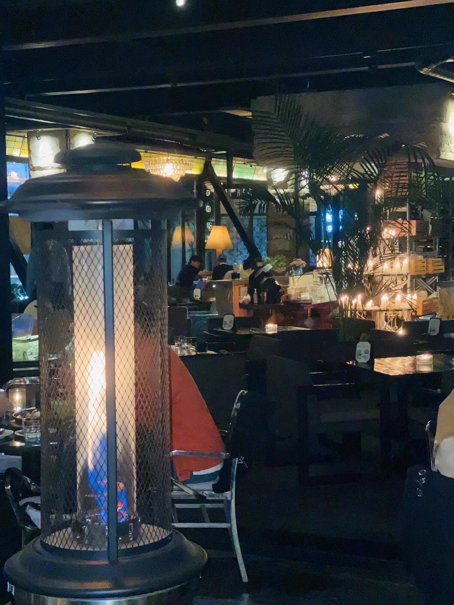
                        ????江南區必去的酒吧餐廳????這家店真的是白天的美食天堂，夜晚的酒吧圣地！????人氣超旺，但是好消息是，不用預約也不用等位哦！??海鮮愛好者們，這里的海鮮新鮮得讓你尖叫，軟嫩又大份，滿足感??！酒水選擇多多，可以點杯裝也可以整瓶，價格公道得很，人均七八萬韓幣左右～??地址在???158? 18，來首爾的朋友們，想要一起high嗎？快DM我吧！??#韓國 #韓國酒吧 #韓國美食 #韓國旅行 #首爾美食