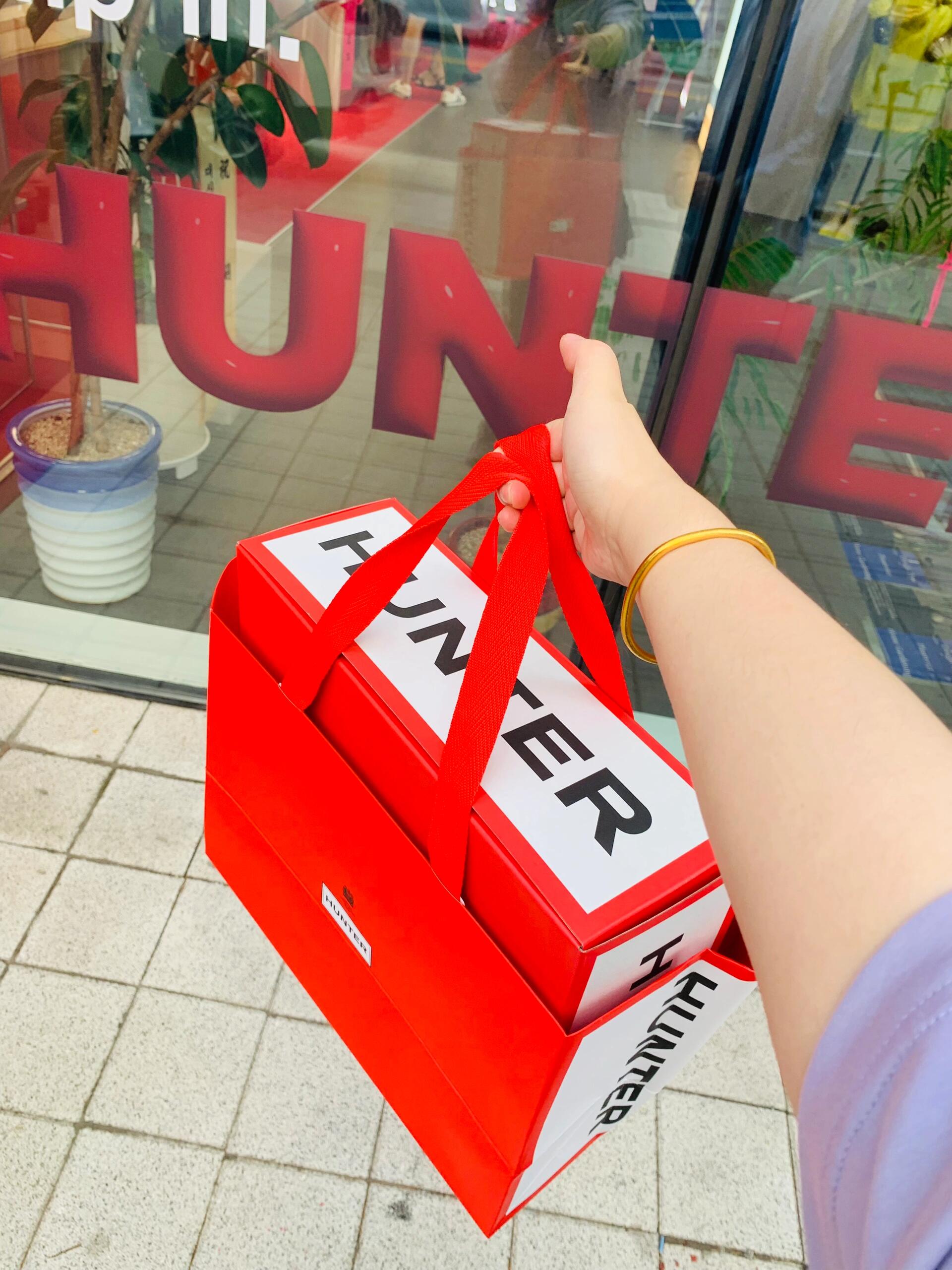 
                        ????漢南洞新開Hunter雨靴店，購物去???Hunter雨靴，時髦又實用的選擇！??原本以為只能在汝矣島現代百貨找到這個英倫品牌，沒想到漢南洞竟然悄悄開了新店！這下好了，購物計劃又多了一站。??Hunter的雨靴不僅外觀時尚，穿著也特別舒適。畢竟，英國的雨季多，他們造雨靴可是有一套。???最終選了一雙灰色的，實物顏色比照片還要好看呢！店內燈光偏黃，但是鞋子本色真的很贊。試鞋模特是我親愛的老公，秀一波恩愛~????地址：?? ??? ????254??1???乘坐地鐵：6號線????3號出口，直行約5分鐘即可抵達。#韓國生活 #中韓夫婦 #周末探店 #漢南洞 #雨鞋 #Hunter雨靴 #好物分享 #一雙鞋拯救下雨天 ????