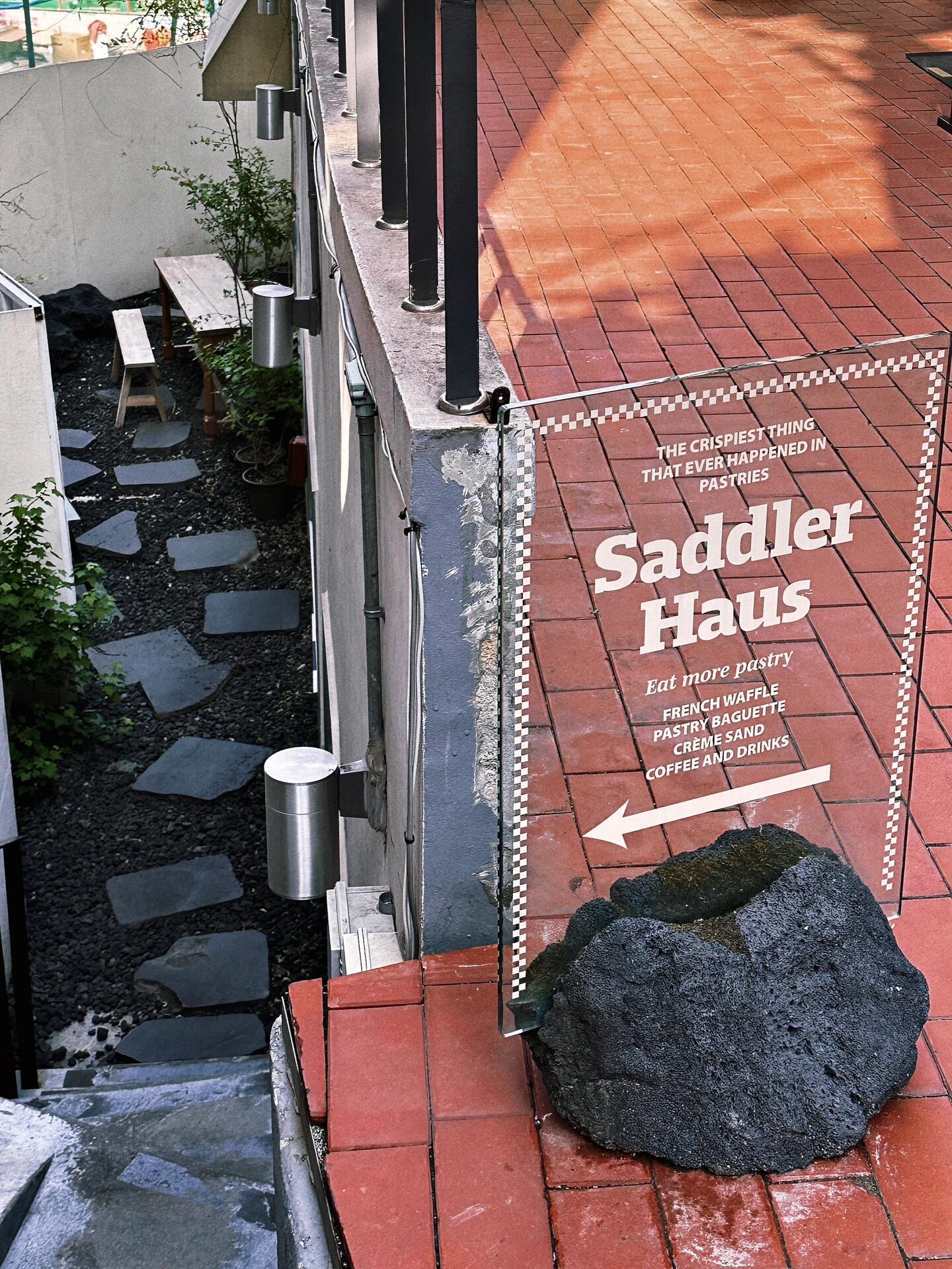 
                        首爾探店|SADDLER HAUS華夫餅??林蔭店#新沙洞林蔭路 ??? SADDLER HAUS是韓國網紅打卡的熱門地點！在江南林蔭路和圣水洞都能找到這家超受歡迎的分店。??我們這次的目的地是林蔭路店，午后2點的陽光下，享受完美的brunch。?????店內客人不多，可以隨到隨吃，不用預約哦！????如果你不太會預約，稍微在門口等待片刻，通常都能迅速找到座位。因為大家用餐效率都很高，翻臺率也很快，所以不用擔心等太久。??喜歡探店的朋友們，不妨來這里嘗嘗看！??#brunch #新沙洞林蔭路 #首爾探店 #首爾美食 ???