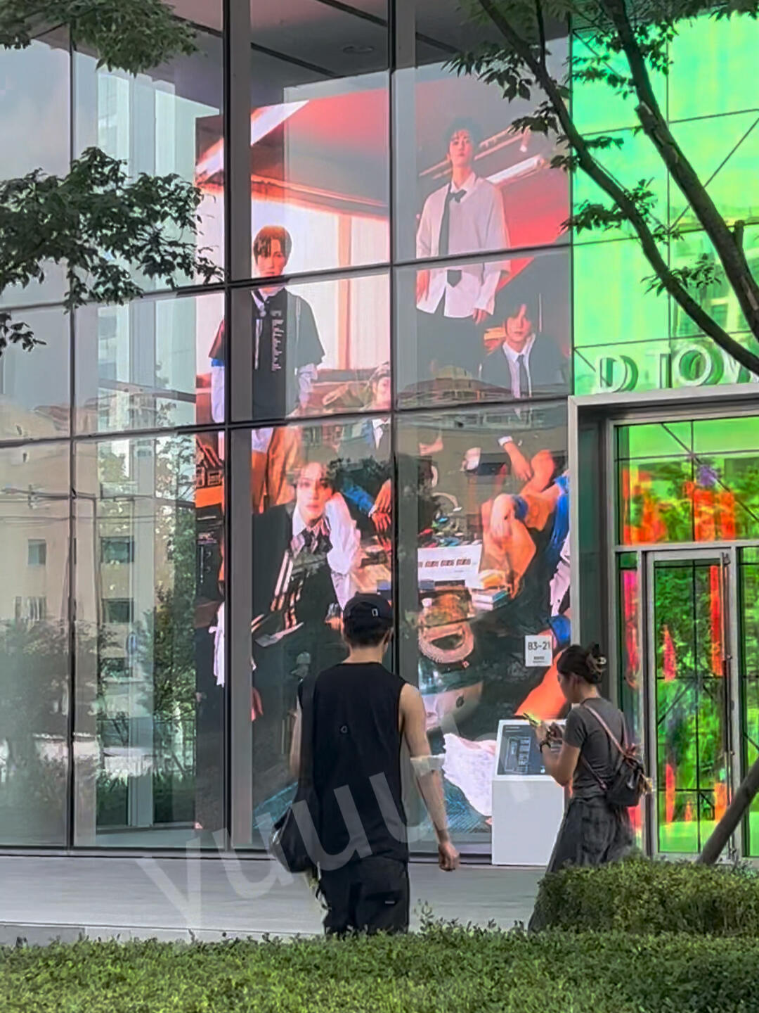 
                        首爾SM大樓意外邂逅Mark?《那天我在SM大樓外拍攝大屏幕，Mark就這樣從我的鏡頭前走過，當時我竟然沒意識到！??》#NCTdream #MarkLee #SMTOWN #首爾