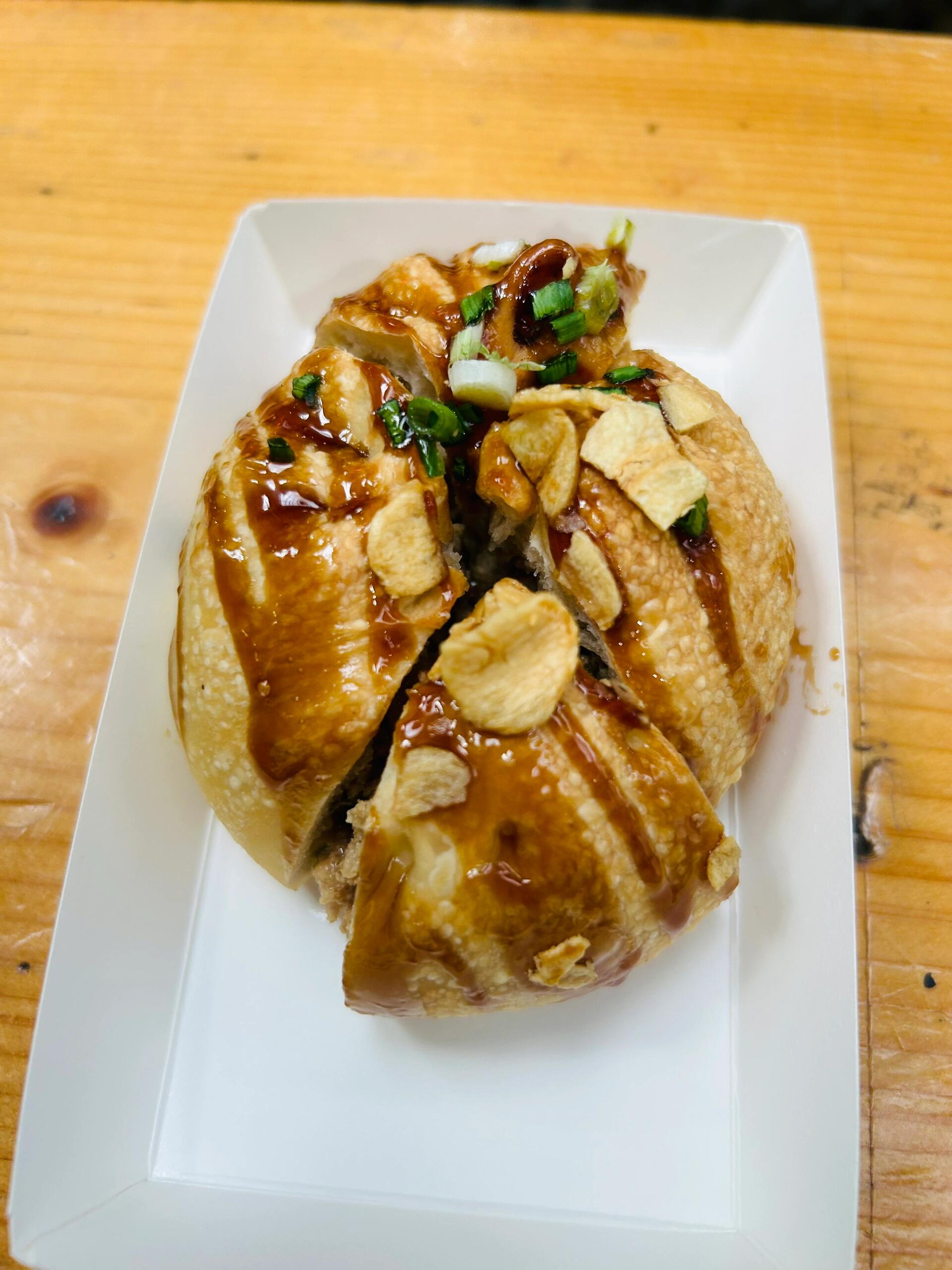 
                        ??兩小時車程探索濟州西歸浦，偶來市場美食必打卡???糯米愛好者必試的美味這家的烤包子真的太贊了！外皮香脆，餡料滿滿當當逛市場時還挑了些特產帶回家，價格方面就不做評論啦~#韓國濟州 #西歸浦美食探店 #偶來市場美味尋覓 ????????
