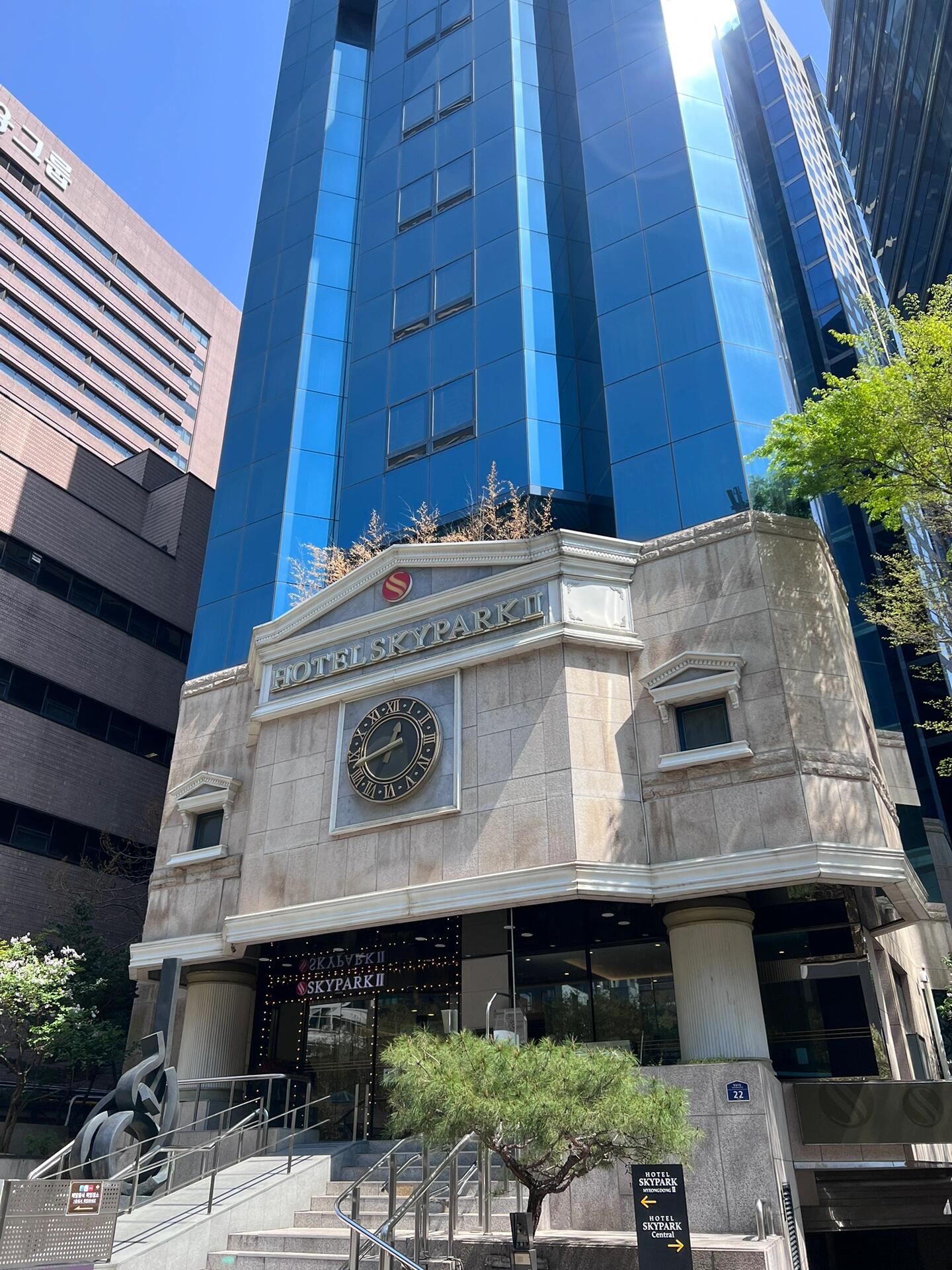 
                        首爾住宿｜明洞天空花園酒店真實心得???住了三晚來分享一下Hotel Skypark Myeongdong II的親身體驗！??首先，讓我們聊聊交通超級便利的事實????：- 從仁川機場直接乘坐6015號機場大巴，可以選擇在宜必思酒店站或Royal Hotel站下車，步行五分鐘即抵達酒店。- 地鐵方面，乙支路入口站離酒店只需步行3分鐘。- 公交站也在五分鐘步行距離內，強烈推薦在韓國體驗公交出行，比地鐵更方便快捷！只需一張Tmoney卡就能暢游。- 使用Naver Map導航，信息清晰，非常好用。接下來是房間部分???：這次入住的是雙人房，有兩張單人床，房間簡潔舒適，與預訂網站的照片基本一致。雖然沒有提供牙刷等洗漱用品，但房間空間足夠大，兩個大行李箱完全可以攤開。酒店15:00 check-in，我們14:50到達時先領取號碼牌，然后按順序辦理入住。酒店還設有行李坡道，免去了搬運行李的麻煩。周邊有很多換錢所，最近的便利店是7-11，沒有CU或GS25。總體來說，以這樣的價格，我認為性價比相當高！雖然房間設施很基礎，但交通便利絕對是加分項！??#首爾 #明洞 #首爾旅行 #首爾住宿 ??????