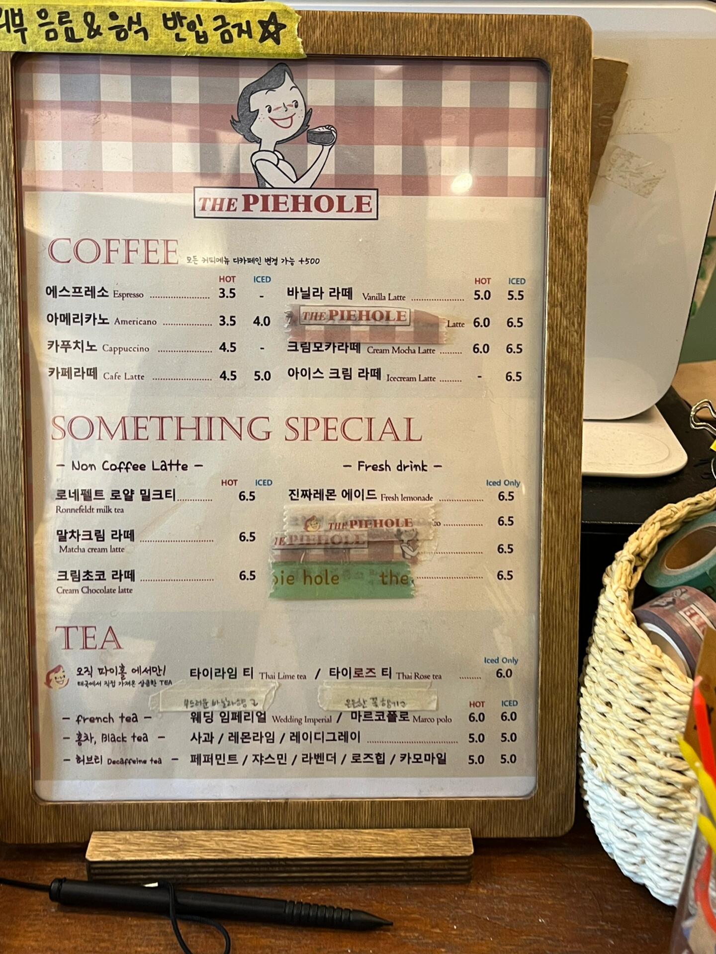 
                        ?????? 新村弘大 | 這家小蛋糕讓我欲罷不能！冬季蜷縮在家，一塊小蛋糕??，一部《甄嬛傳》，這才是生活的小確幸！這家店的蛋糕，可能是咖啡館里的極品，每一口都是幸福滋味。不僅如此，他們家的美式派也是名聲在外，讓人一嘗難忘。店內裝潢，美式復古風十足，拍照超有感覺，和閨蜜約會聊天，簡直舒適到不行！店鋪有兩層，外頭還有個小公園，坐坐聊聊，偶爾還有樂隊現場演奏，愜意得很呢～????：人均消費3.5K～6.5K韓幣（附.菜單圖9）??：營業時間 11:00～22:00??：地點 ?? ???? ???5?? 20??：交通 地鐵新村站一號出口，步行360m即達#韓國留學日常 #韓國美食 #新村美食 #美式復古 #韓國探店 #吃貨薯 #吃貨薯看這里 #吃貨在首爾 #首爾下午茶 #首爾約會 #新村探店 #弘大探店 #弘大美食 #延世大學 #西江大學 #梨花女子大學 #弘大約會 #弘大咖啡店 #新村咖啡廳 #韓國現代百貨店 #韓國蛋糕 #韓國甜品