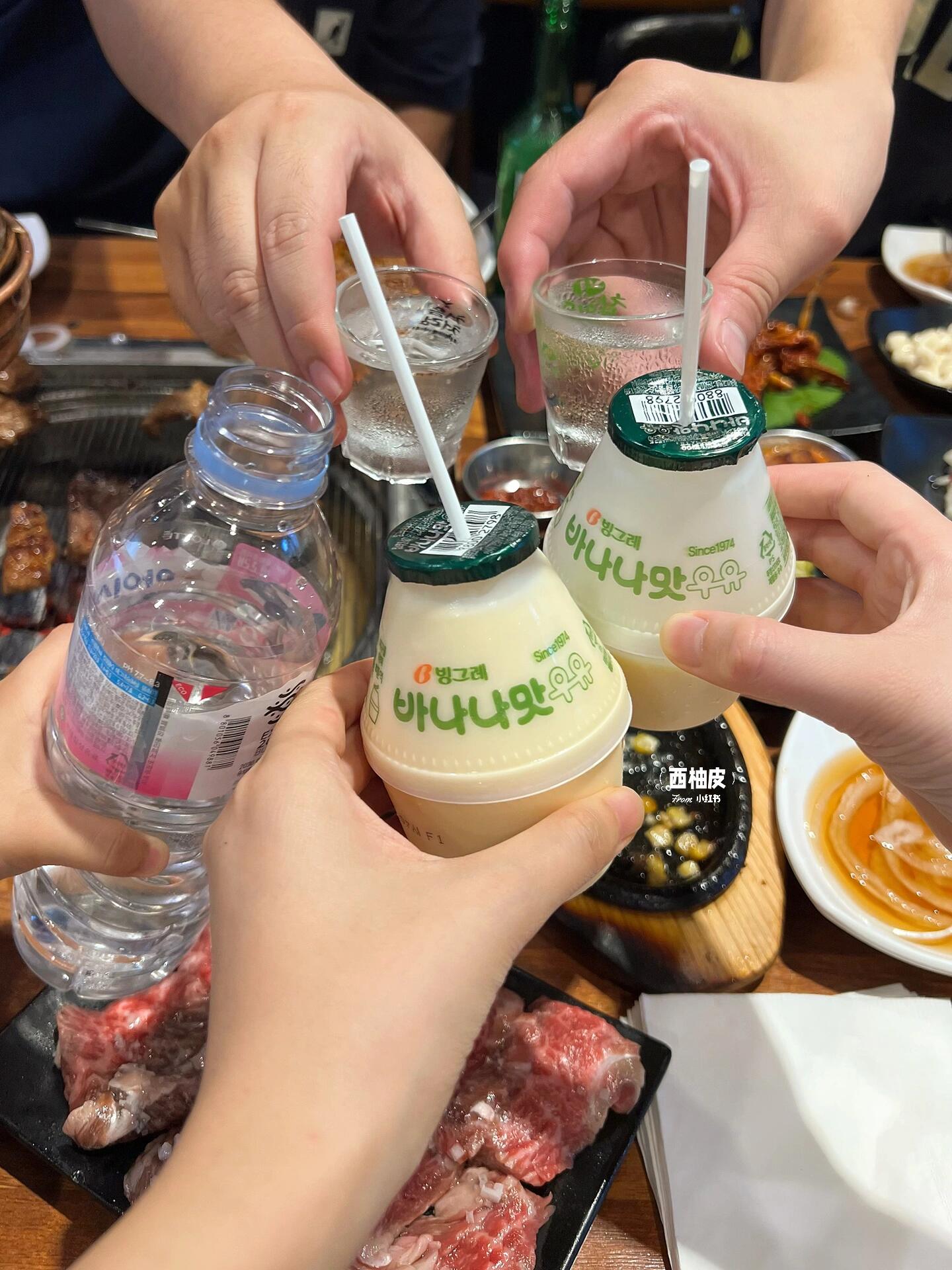 
                        首爾逛街買的韓國特產??飛回家第三天 終于有勇氣/力氣打開行李箱??趁熱來分享幾個首爾很好買的超值韓國特產～????rockfish在漢南洞街頭，雨靴鈍鈍的超級可愛，而芭蕾舞鞋以柔軟舒適著稱。這雙緞面的上腳感覺真的太舒服了～走在街上，幾乎每個人手里都拎著一雙??????gentlemonster在小紅書上看到大家都在找的韓國茶色rococo眼鏡，原來在汝矣島的現代百貨就有貨！而且還能享受退稅優惠，滿50萬韓元還能拿到10%的代金券，簡直是買到就是賺到??????sappun每家百貨公司都能看到sappun的身影，性價比超高。特別是江南新世界的店鋪，面積更大，我買了幾雙送朋友。記得試鞋時注意尺碼偏小哦！????bearpaw在明洞新世界的一家集合店里，雨天無意中發現了bearpaw的拖鞋。雖然它是美國品牌，但腳感真的很驚喜，輕便又柔軟，即使雨天暴走也完全不怕～????taw&toe去年代購的踩??感沙灘拖鞋，帶孩子去海邊都是穿這個。這次在首爾發現了好多同款，隨意搭配都很好穿，還顯得腳瘦～#曬曬旅行穿搭 #筆記靈感 #首爾旅行 #韓國 #首爾探店 #夏日拖鞋 #漢南洞 #平底鞋