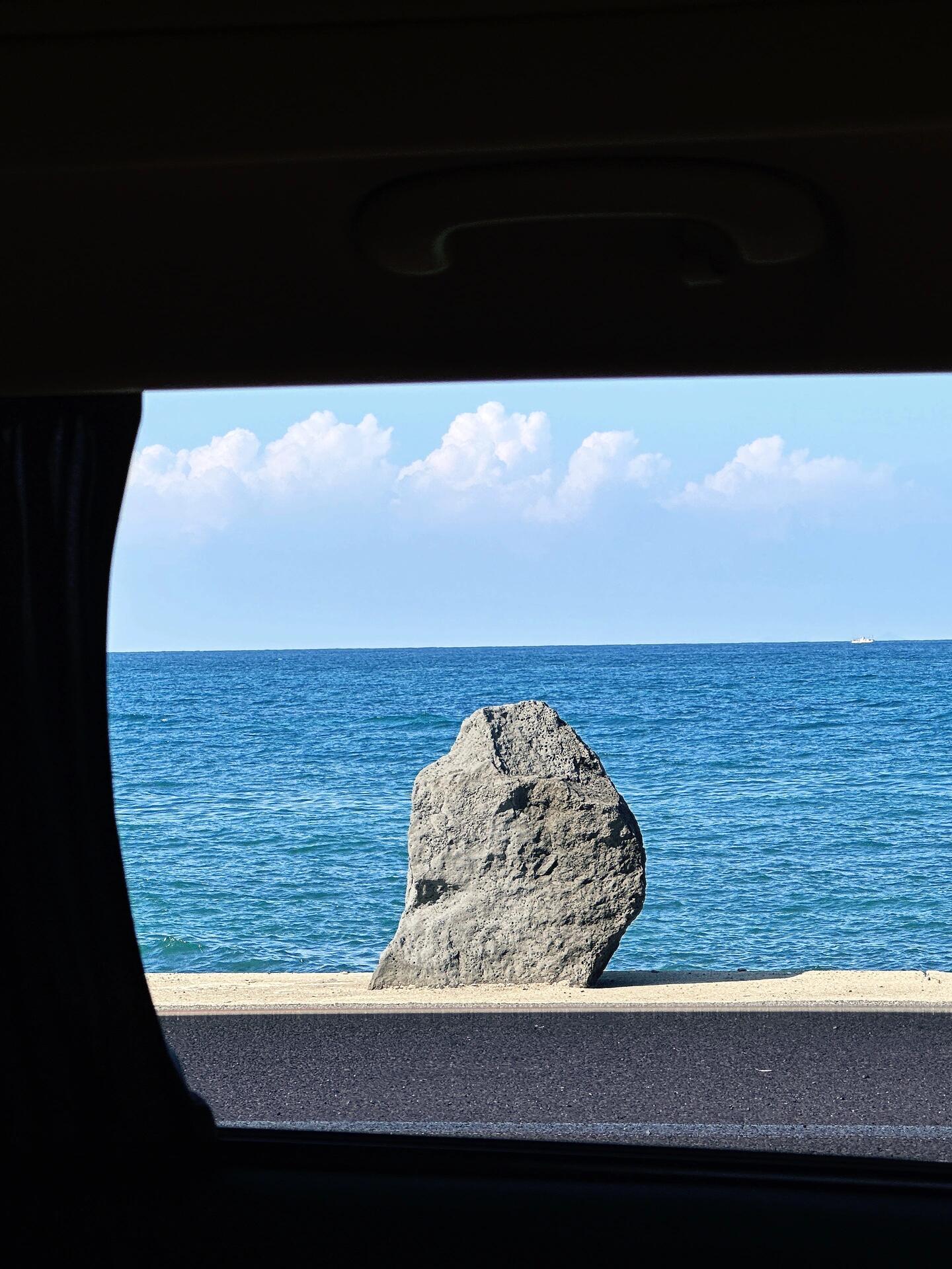 
                        ????濟州島意外發現的景點：廁所門口??在濟州島的小路上漫步，隨手捕捉美麗瞬間總是不自覺地尋找那些有韓式美感的建筑來拍照！本以為這個背景完美、設計感十足的地方是家風格獨特的咖啡館！結果，告訴你們，一探究竟竟然是個公共廁所??這里的沙灘???和海水??美得像果凍一樣清澈透亮詳細位置已經標在P5、6啦！#濟州島探索 #韓國風情 #旅拍記 #生活中的小確幸 #攝影分享 #小個子時尚 #韓國濟州 #旅行日記 #濟州島風光