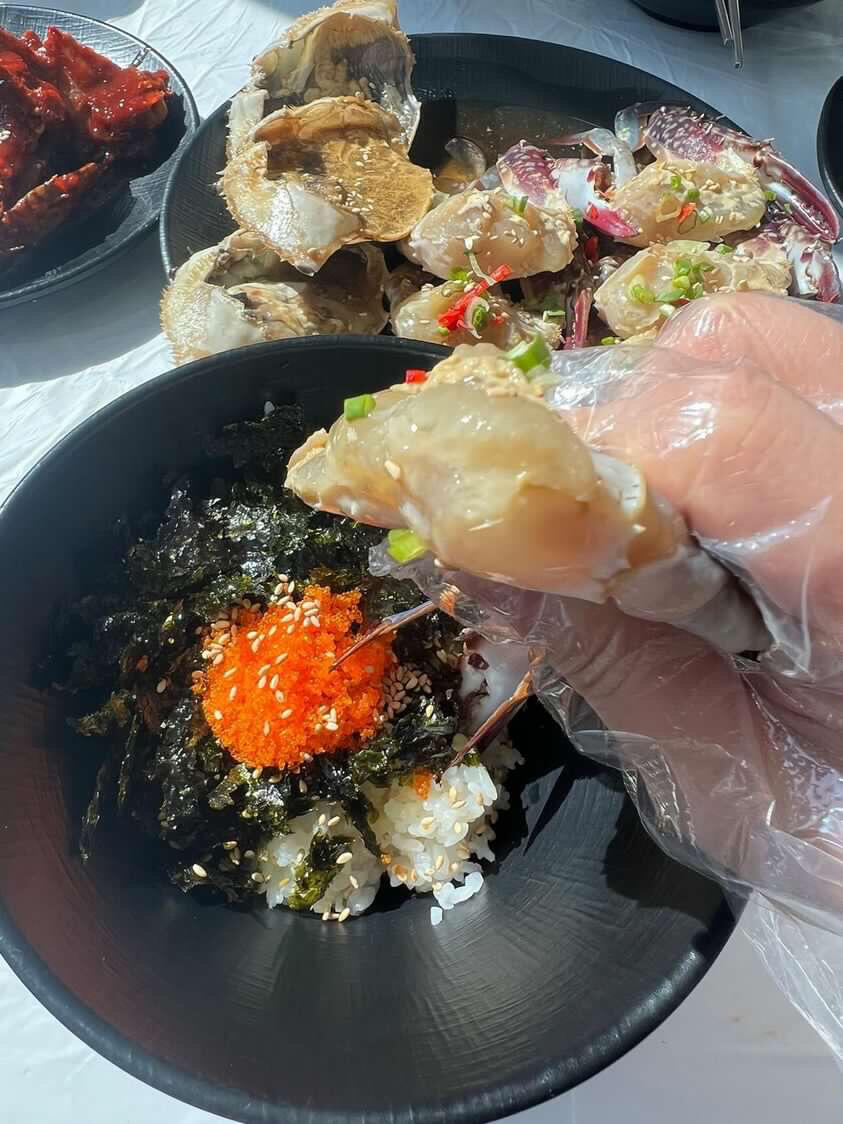 
                        ????釜山海云臺周邊美食 收藏強推薦!! ??????? 韓式鍋飯人氣爆棚的韓式美味，釜山之行必吃清單??！住宿出發，錯過了飯點，門口依然排著長隊。???♂????♀?小菜先行，品種豐富多彩：西葫蘆、蘿卜干、辛奇、鳀魚、醬牛肉、醬鵪鶉蛋、沙拉、鮮辣蟹，每一樣都讓人垂涎三尺！??????我們點了三文魚鍋魚和雪蟹鍋飯，兩款都是人氣王??。?????A尤其值得一試，三種魚肉厚實，新鮮感滿滿！鍋飯鮮美無比，雖然缺少了鍋巴的香脆，但倒入熱水后，感覺就像在享受一鍋美味的湯水…????????????????醬蟹愛好者的天堂！連韓國本地朋友都驚呼，從未見過如此肥美的蟹肉，贊不絕口！口感如同冰淇淋般細膩，絕對是味蕾的極致享受！????#留學韓國 #韓國日常 #韓國美食 #美食推薦 #釜山美食 #釜山 #釜山旅行 #美食分享 #美食日常 #韓國留學生 #韓國醬蟹 #韓國醬螃蟹 #韓國釜山 #釜山探店 #釜山生活 #釜山攻略 #韓國釜山美食 #釜山美食店 #釜山海鮮 #釜山美食探店 #韓國生活 #今天吃什么呢 #我愛吃海鮮 #醬蟹