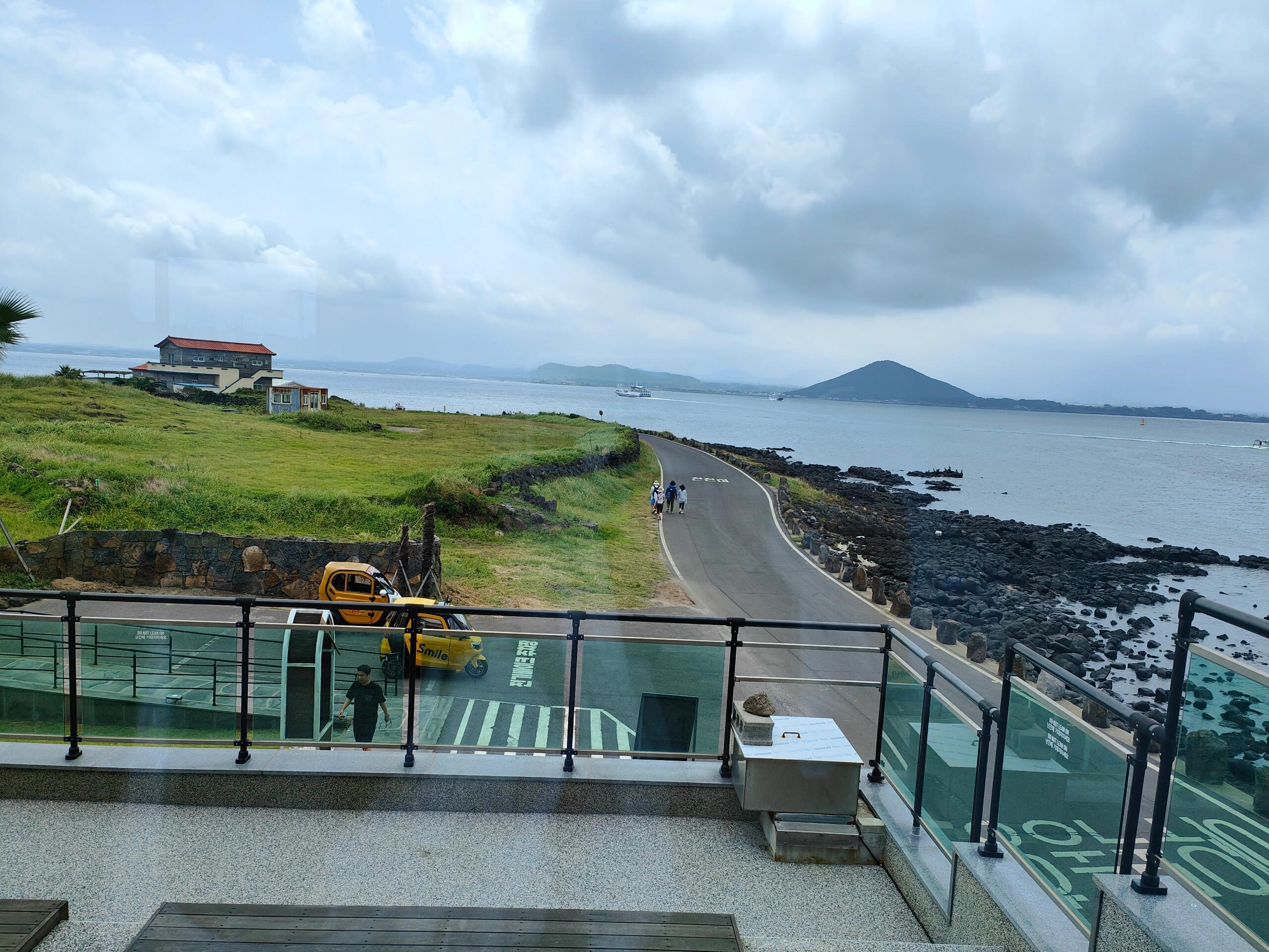 
                        ??濟州島東部、北部避雷指南！??東部主要就是城山日出峰和牛島。我們先去了牛島。上牛島兩個地方，整點船，和半點船。我們在半點船那邊過去的，因為半點船離城山日出峰很近！??1、牛島（租車必須國際駕照，我的血淚史??國內公證說租車公證書肯定沒問題。現實不可以。為什么相信公證處，因為之前去法國我也是這樣辦理而且租到車了！）所以和小伙伴我們是騎電動自行車環島的???♀?。由于上島完了一丟丟，沒找網紅咖啡廳，找落地玻璃的一定沒錯。好看又舒服，上島就去吃王子拉面了，海鮮面辣辣的食材新鮮，炸醬面就這樣吧，糖醋肉不要點，不好吃（避雷避雷?）12:30~14:30我們都在咖啡廳度過飲品好看好喝又舒服！花生冰激凌有很多點，但全島就一家門口有個大大的冰激凌造型的哪家吃的。好吃！我吃了2個！有時間可以座快艇！而且我第一次在海邊看到新鮮的佛手螺很肥很大！我們11點登島5點離島。稍微有點趕。不想那么趕得姐妹可以早點去。更建議就近住一晚??。2、城山日出峰。問了很多人都說城山日出峰看日出超美，可是真的很多姐妹們都起不來！所以我就去看日落，也超美的??。首圖就是在日出峰拍的日落！可惜小伙伴累了，我們沒有爬山頂（付費路線），有時間體力可以絕對要上去。我們只去了免費路線，6點~7點夕陽剛剛好！點份BHC炸雞在平臺上看日落真心贊??！3、咸德浴場，一定一定一定要去，果凍海真的超美！本土人很多都是帶著孩子一家來玩的。面對沙灘右手邊多走幾步拍出海無游客！很贊哦??！4、涯月邑我們是吃好午飯去的。咖啡店很多！可以劃船，但個人不建議，沒啥看點！日落拍照出片??！圖2想去的姐妹有問題可以隨時問哦！#濟州島 #咸德海水浴場 #涯月邑 #韓國牛島 #城山日出峰#想記錄下此刻 #這個模板有點東西 #我拍了拍夏天