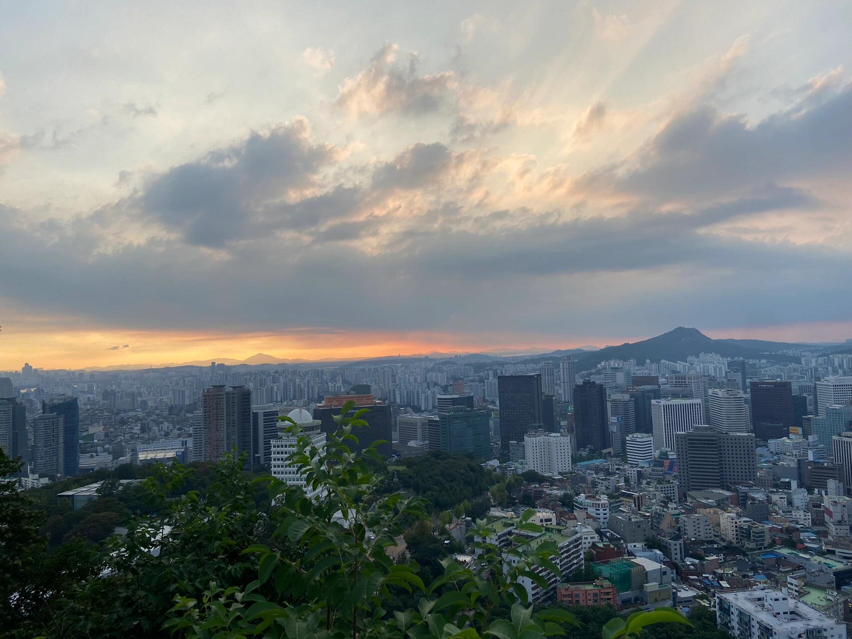 
                        探索韓劇浪漫地標與征服南山之旅?????在首爾的心臟，感受愛的重量。漫步南山，不經意間完成了一次登山探險??。踏足韓劇中的浪漫圣地，情侶們的愛情見證——情人鎖（手機殼也能掛哦！），見證了多少情感的誓言。南山啊，你承載的不僅是重量，更是愛情的深重承諾（字面上和實際上的）。#韓國 #韓劇浪漫 #經典場景 #南山 #首爾南山 #南山塔 #首爾探險 #首爾旅游 #首爾生活故事