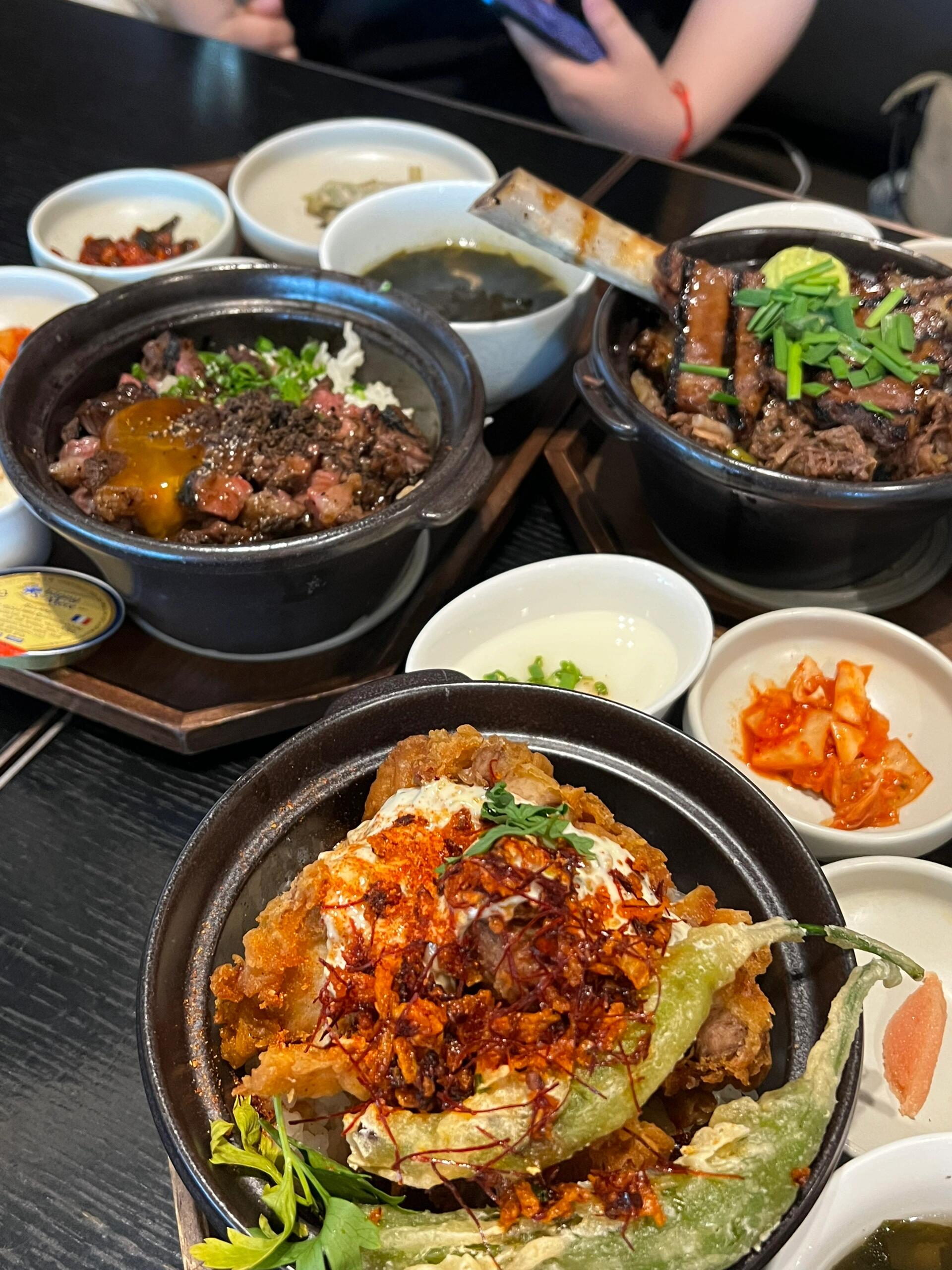 
                        首爾探店｜香暈了！秒殺一切石鍋飯?? HottPott·【味道（僅個人意見）】??牛排骨鍋飯不用擔心牛肉與骨頭相連不好切分，已經貼心的將牛肉切成片啦，僅留一些貼骨肉在骨頭上。牛肉片軟嫩，貼骨肉有嚼勁，整份飯不會覺得飯是飯，肉是肉，融合的很好！??松露牛肉粒鍋飯端上桌前，店員會在桌子邊現擦松露，整體來說喜歡松露味道的友友應該會覺得不錯，平時吃不太關的倒是也能接受的程度！重點是這個牛肉粒，看這個淡淡的粉紅色！嫩啊！爆汁呀！真的好好吃！??脆皮雞鍋飯脆皮雞肉聽起來普通，但外皮薄且脆，雞肉汁水充盈的真的不多！一點點的魚籽以及辣椒與略酸的沙拉醬一起包裹米飯！友友們，這三碗真的是好吃到內心感動想哭的程度啊！計劃之外的一頓驚喜！·【其他】1??文內菜名機翻不準，建議給店員看圖片2??這家店就在定位地點的附近，店名&地址可去評論區復制3??等位沒有韓國手機號的話，可以讓店員幫忙操作一下喲～·【拍攝】iPhone13 pro 拍攝·??店名:HottPott??地址：?? ??? ???? 300 ????? 6???人均: 23k韓元·#首爾探店 #100家探店計劃#旅行中的地道美食#樂天世界 #探店 #韓餐 #石鍋拌飯