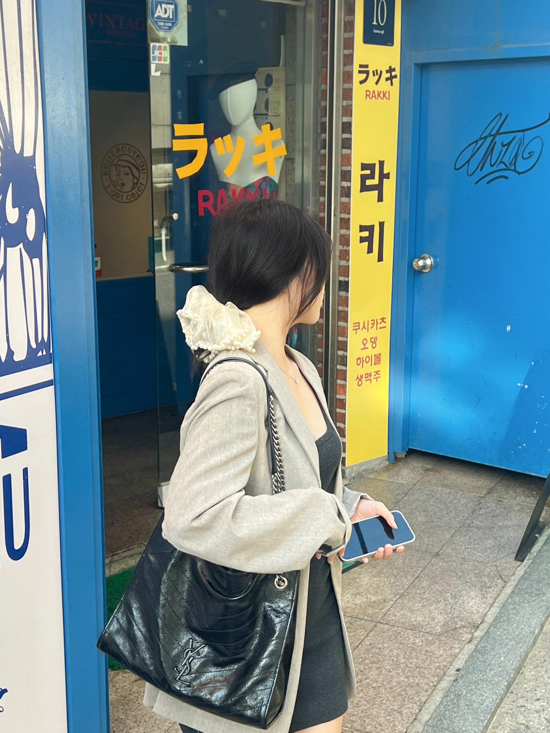 
                        來韓國| 林蔭路必逛清單?首爾行程怎能不包括林蔭路的逛街時光呢～和來自馬來西亞的好友一起，我們在這個江南區的時尚熱點盡情享受購物樂趣！對于容易迷路的朋友來說，這里的布局簡單易懂，逛起來超級友好，笑cry！圖1??：林蔭路上的Dr martens簡直是韓國馬丁靴的寶藏店鋪??！新款式琳瑯滿目，秋季搭配它們，時髦度up up！圖2??：??牛仔褲控注意啦！這家店的牛仔褲最近大火，朋友特別推薦，終于懂了韓國女孩的時尚秘訣。褲子兩側有超柔軟的墊子，穿上瞬間變身高挑idol！圖3??：香氛愛好者看過來！這家店的香氛是我家的常備，香味迷人，店內服務超級棒，會不厭其煩地幫你試香，直到找到那個“the one”！林蔭路還有很多好喝又好看的咖啡店，每家都有自己的特色，來這里保證你能愉快地逛上一整天！#韓國穿搭 #新沙洞林蔭路 #韓國購物 #首爾旅行 #首爾探店 #COTD咖啡探店 #我和我的飯搭子 #韓國找搭子 #購物分享 #放假去哪玩 #創業 #留學 #korea ???????????