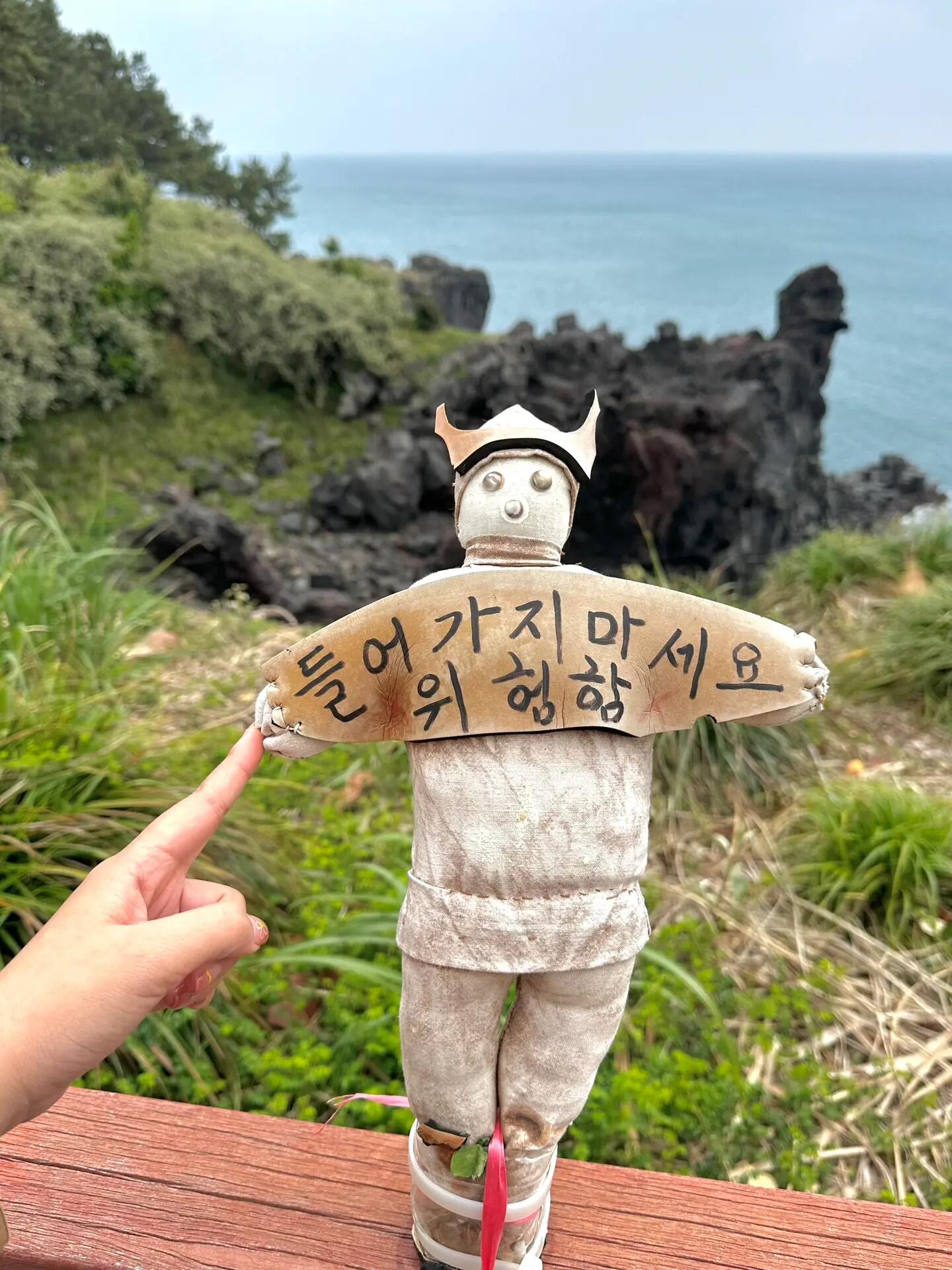 
                        ??探秘濟州島西歸浦柱狀節理帶??親眼所見的美景遠勝過照片啊！??◆最近很多旅友打卡的觀景臺正在維修，所以現在免票哦??不過我發現，即便沒有觀景臺，其他地方的風光也是美呆了！看第四張照片，那里有條小徑通往黑色的礁石，簡直是拍照圣地??我們是下午去的，陽光灑下來，連丁達爾效應都出現了，美得不要不要的?再一次被大自然的神奇魅力震撼到了！#濟州島旅游 #西歸浦 #西歸浦柱狀節理帶 #柱狀節理帶 ?????
