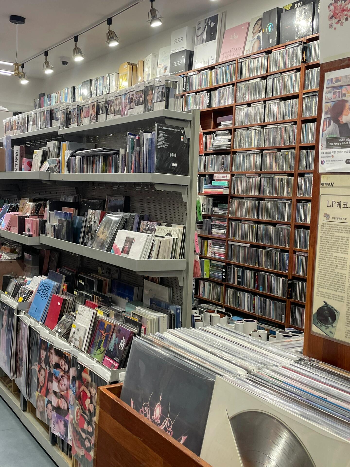 
                        ??首爾探店必去：中古專輯天堂?????明洞探寶記！發現一家藏匿在繁華街頭的中古專輯店，里面藏著滿滿的音樂記憶！????逛起來根本停不下來，各種絕版舊專輯應有盡有！從少女時代的甜美旋律??，到bigbang的炸裂魅力??，還有GD的個性風采和東方神起的經典之作，簡直是回憶殺的寶藏地帶！??而且價格超級親民，大概只要30多元起，性價比超高！（雖然我不是專業搜刮者，但朋友都說這里的發現值得每一次淘寶行）??地點曝光：首爾特別市 中區 忠武路二街109-2，明洞地鐵站4號口，一出來就能感受到音樂的召喚！#首爾必去 #韓國中古專輯 #音樂控必看 #首爾中古店 #明洞購物 #韓國音樂 #首爾地標 #韓國文化 #首爾街頭探秘 ???????