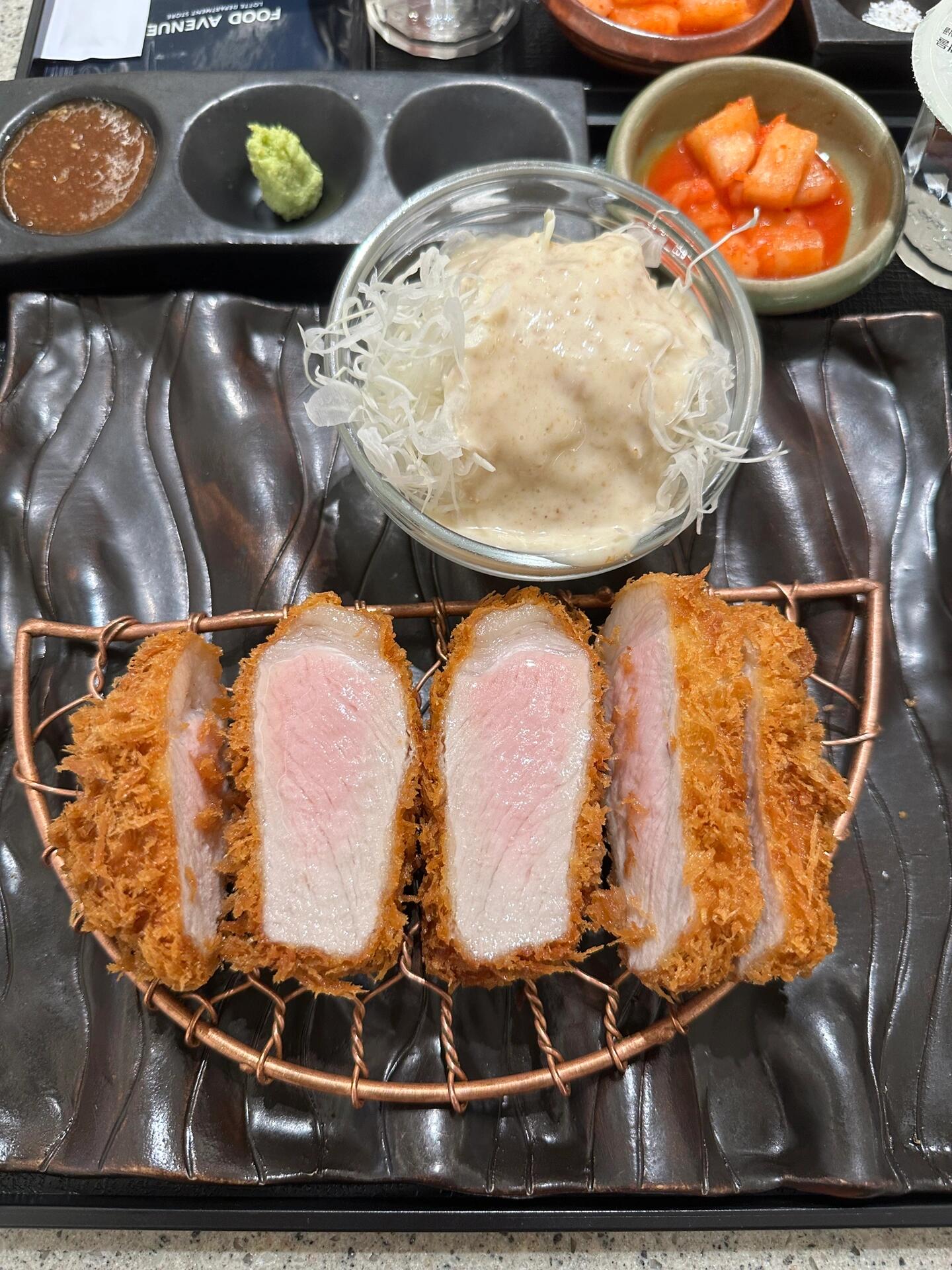 
                        ?? 明洞美味集結，不容錯過的美食天堂 ??乘坐地鐵??抵達乙支路站，沿著6號或7號出口步行，便可輕松抵達首爾的心臟地帶——明洞樂天免稅店。一踏入商場，向右轉，美食的香氣便引領你進入了美食廣場的懷抱。在這里，回轉壽司的人氣總是居高不下，排隊也成了一種樂趣。??炸豬排是這里的招牌，外酥里嫩，一口咬下，滿口肉汁，令人回味無窮。??甜品更是必嘗之選，每一款都讓人心動，搭配一杯香濃咖啡?，美妙的下午茶時光就此展開。步出地鐵站，別忘了探訪那家人氣便利店，各種熱門冰激凌??任你選擇，讓你的首爾之旅甜蜜升級。在這里，每一口都是對味蕾的極致寵愛。#首爾旅行 #韓國 #明洞 #美食推薦 #韓國樂天免稅店明洞總店 ???