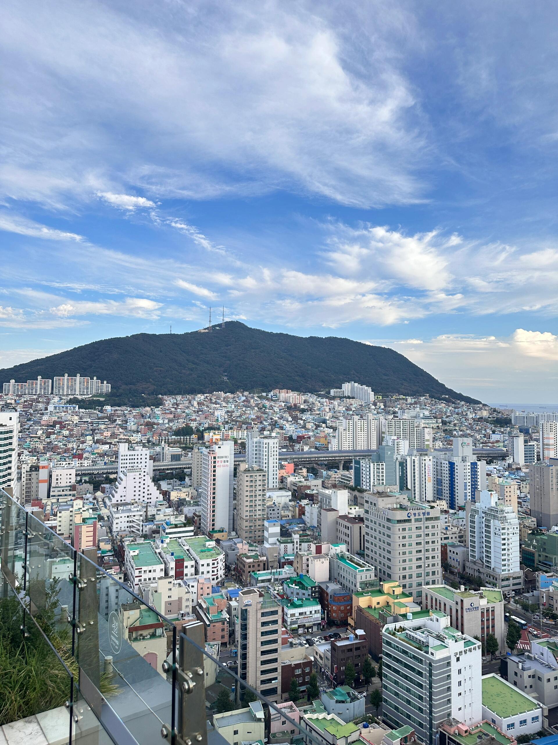 
                        俯瞰到了整個釜山??#浪漫生活的記錄者 #筆記靈感????｜釜山行｜讓我俯瞰整個釜山??#筆記靈感 #浪漫生活的記錄者 #記錄我的城市 #小眾旅行地 #釜山 #韓國 #韓國旅行 #首爾之外的美 #釜山舉行 #國慶假期 #韓國國慶 #韓國生活 #釜山旅行記 #釜山酒店推薦 ???