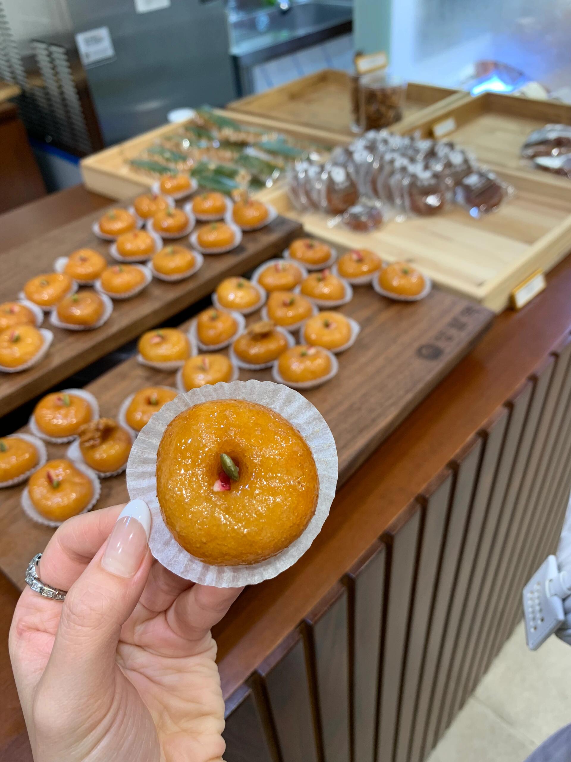 
                        韓國慶州 ｜韓國流行零食 ?????? ???? ???? ?? ‘????’韓國流行零食#甜品??店名: ?????地址： ?? ??? ??? 1058-7 ???(?) 38166??: ??? 307-1 ?????時間: 10:00 - 19:00(每周三和周日休息)#韓國傳統餅干 #韓國人 #韓國 #韓國旅游 #慶州 #韓國慶州 #韓國慶州旅游