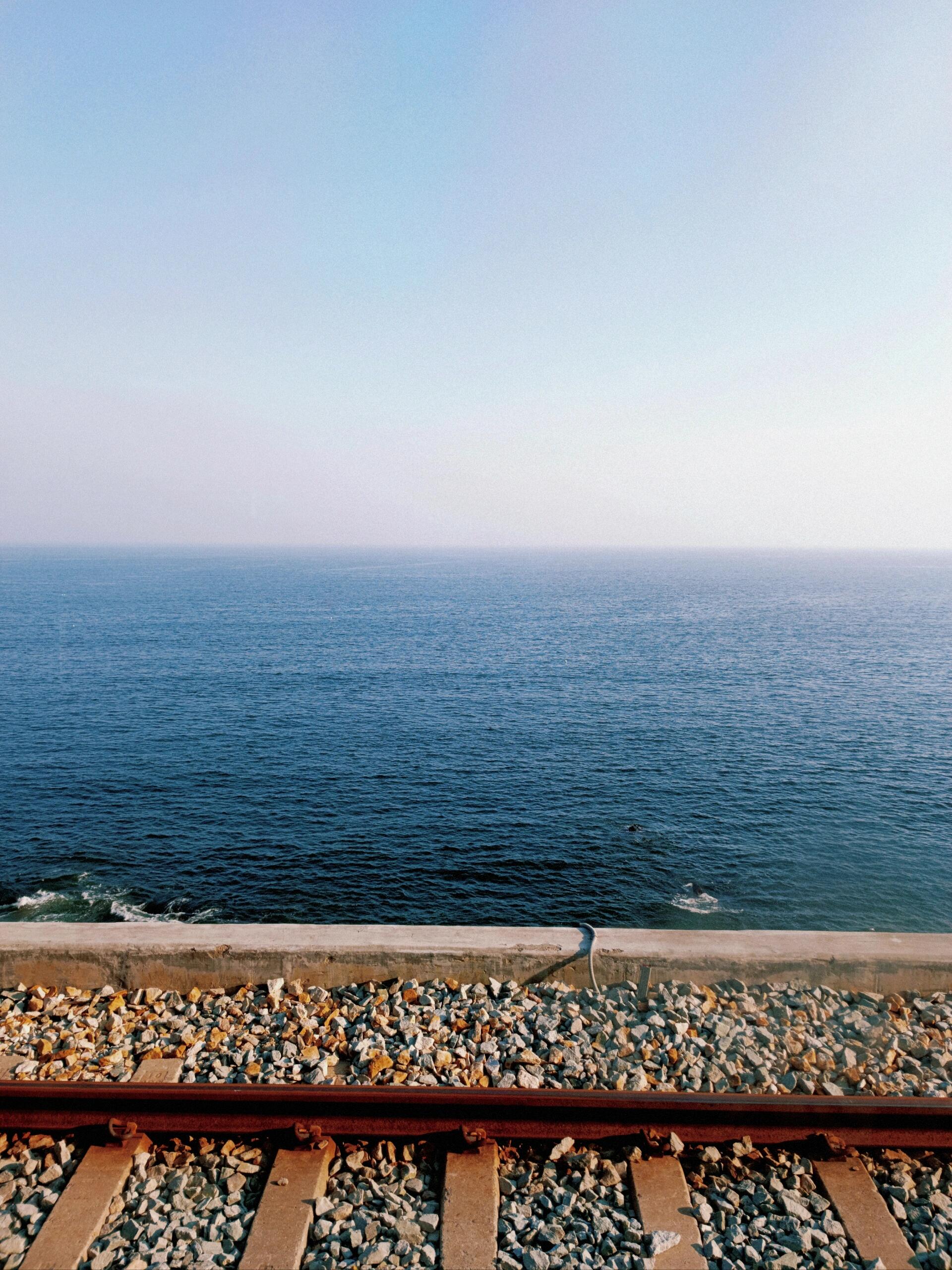 
                        ??? 釜山海云臺沿海膠囊列車體驗想象一下，你坐在沿著海岸線緩緩前行的列車上，放眼望去，是無邊無際的蔚藍海平線...這樣的美景，簡直是心靈的大餐，仿佛整個人都被溫柔的海浪擁抱，在和煦的海風中穿行，享受著寧靜與和諧...?? #釜山???? #韓國旅游?? #海云臺膠囊列車?? #追逐海平線?? #釜山旅行指南