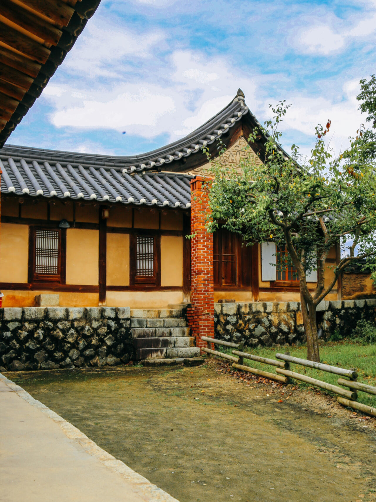 
                        探秘韓國的隱世村落??河回村安東河回村(??????)&芙蓉臺(???)???漫步在安東市，千萬別錯過神秘的河回村哦～被河水環抱的河回村，東有山巒，被譽為“水環洞”。大多數韓國景點免費，但河回村需門票哦（大人一位5000韓幣，刷卡即可）。一踏入村莊，免費的循環巴士帶你穿梭古意盎然的小巷，志愿者們還會熱情講解村子的故事。仿佛穿越時空，置身韓國古代，這里是拍攝韓風美照的絕佳地點?。每逢周三、六、日，還有‘河回別神祭假面舞’表演，深入體驗韓國的民俗文化。芙蓉臺則是俯瞰河回村的最美之地，村落宛如盛開的荷花，因此得名芙蓉臺，攝影愛好者們的打卡圣地不容錯過??。#韓國旅行 #慶尚北道 #安東河回村 ?????