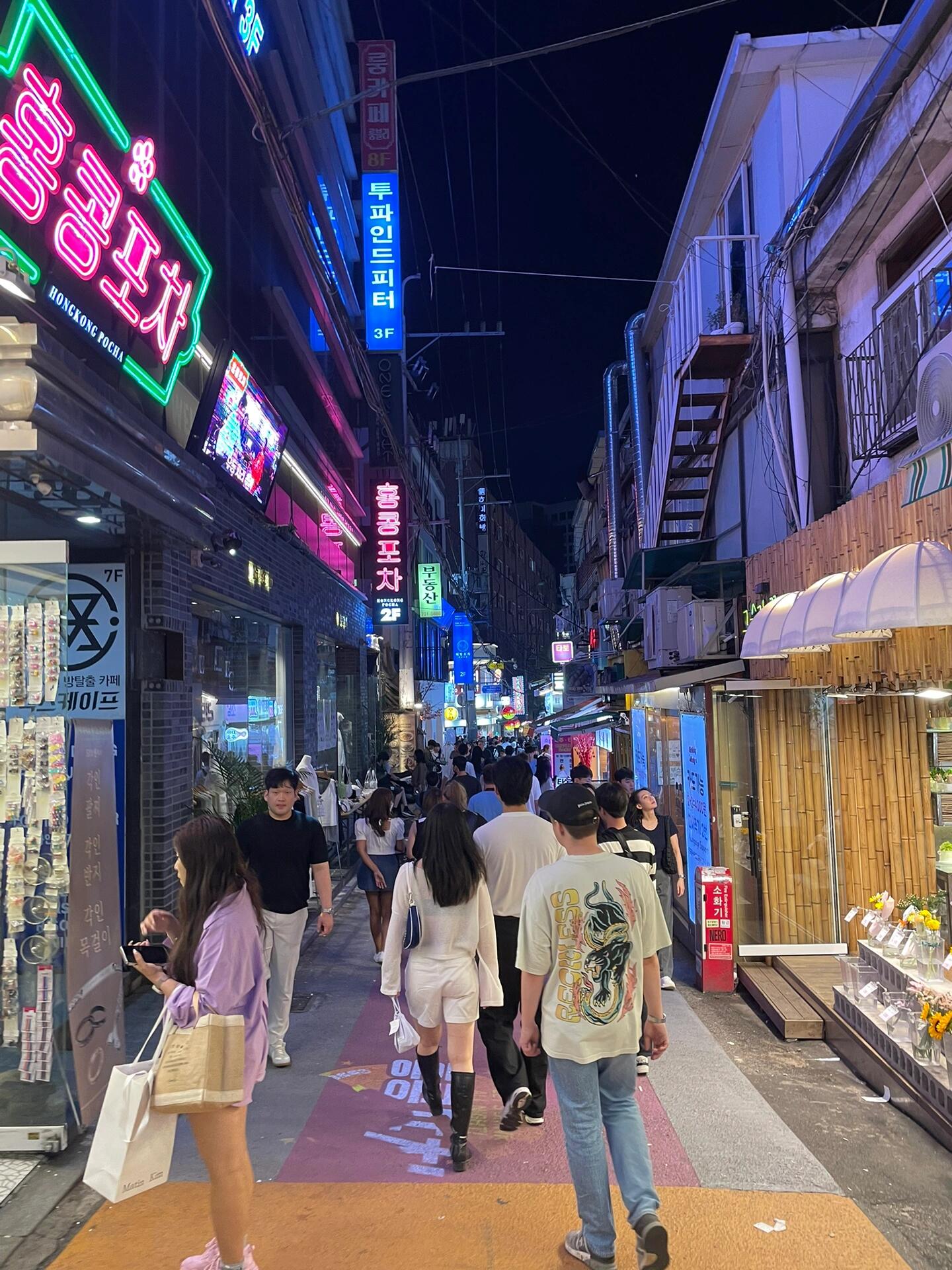 
                        韓國最新避坑指南：銀聯ATM取現???♂?大家好呀！今天要跟大家分享一下我最近去韓國旅行的一些小心得，尤其是關于取現的小技巧哦！?????首先，我們都知道以前出國旅行，帶著銀聯借記卡就能在境外ATM輕松取現，而且還免手續費，簡直是太方便了！無論是在韓國還是其他國家，只要看到有銀聯標識的ATM，取現、消費都是妥妥的。而且，匯率給力，省下的手續費也是一筆不小的開銷呢！??但是，疫情過后的世界似乎變了樣。我這次因為工作原因比朋友們晚一天到韓國，結果他們在我出發前一晚急匆匆打電話給我，讓我一定要帶上人民幣現金，因為他們發現銀聯卡在韓國的ATM取不了現了！??而且，大家以前用得很順手的微信和支付寶掃碼支付，在韓國的普及率也大大降低了。很多餐廳不再支持銀聯卡消費，雖然VISA等國際信用卡還是可以用的。但是，小店小攤上，只能用現金支付了，所以一定要記得帶夠現金哦！??我到了仁川機場后，親身體驗了一番，幸好聽了朋友的話，帶了足夠的現金。我在機場就先換了一些，以備不時之需?，F在的感覺就像是回到了十年前，小店小攤現金支付，餐廳刷卡，偶爾能看到支持掃碼支付的地方。所以，親愛的朋友們，如果你們也計劃去韓國玩，一定要記得這次的避坑指南哦！帶上足夠的現金，以免旅途中遇到不便。????#韓國旅行攻略 #韓國避坑 #避坑指南 #疫情后的韓國 #三年疫情后首次出國放風 ?????????