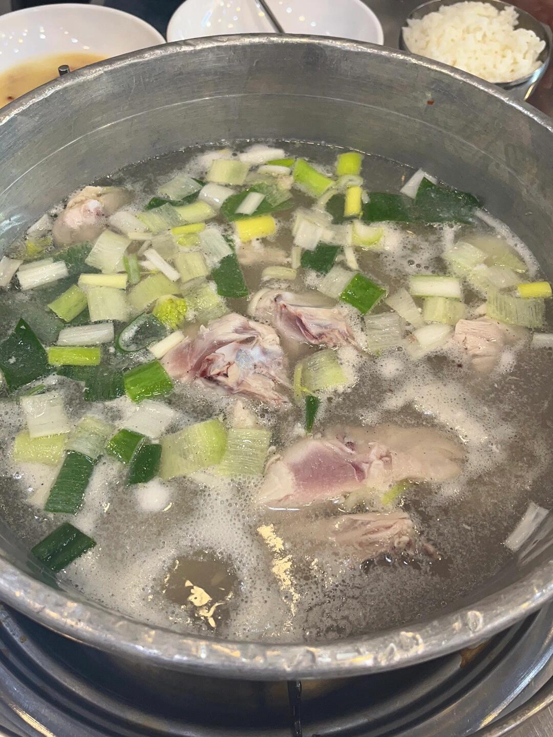 
                        ????首爾一周旅行無踩雷美食攻略??圖1-2 ?? ????大瓦房醬蟹仁寺洞 景福宮附近地址：?? ??? ??? 22圖3 ?? ????烤豬肉建大 圣水附近地址：?? ??? ????8? 17-4圖4 ?? BHC?? 炸雞連鎖店 有外賣 漢江邊野餐??圖5-6 ?? 60????????? 烤牛腸連鎖店 江南有分店 ??前后可以吃地址：?? ??? ????100? 13圖7-8 ?? ?? ????烤牛肉弘大aland旁邊地址：?? ??? ???16? 33圖9 ?? ??? 泥蚶拌飯明洞??地址：?? ?? ??10? 36 2?圖10 ?? ???????????清燉雞湯東大門??地址：?? ??? ??40?? 18韓國其實很多炸雞烤肉醬蟹店，但是有一部分好店是在居民區或者大學附近，離景點比較遠不太適合旅游行程，所以我媽和我姨來玩的一周我選的這幾家都是逛景點比較方便的。雖然這里面有個別是評價參差不齊的網紅店，但是我自己在韓國這幾年吃下來覺得還不錯，來玩的朋友家人接受度也很高。因為我們食量比較小，所以這基本上是一周每天一頓正餐的標準，其他時間零零散散會吃點小吃，食量有限的朋友們可以參考一下。#韓國日常 #韓國生活 #韓國美食 #韓國旅行 #首爾旅行 #首爾探店