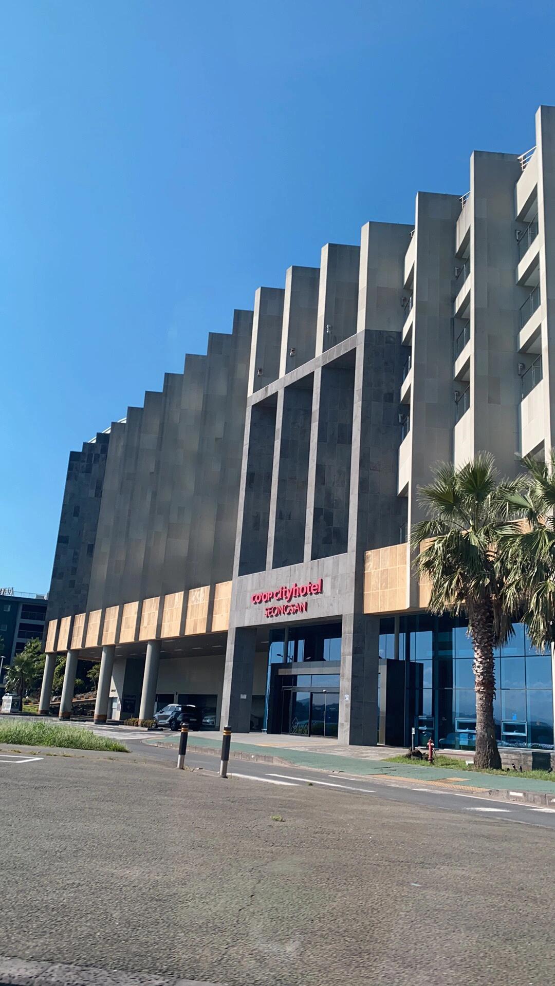 
                        濟州島東線：??一天的完美行程（上）東線一日安排住宿??：城山合作城市酒店（從機場乘坐公交直達，大約1.5小時，超級推薦！酒店空間寬敞，還有一個超贊的露天陽臺！位置也很便利，11點退房后還可以寄存行李哦。行程1: 查詢到日出時間是早上6點，所以決定早上5點起床去迎接日出，步行到日出峰山腳只需要7-8分鐘，接著還有半小時的爬山時間（清晨的鍛煉真是挑戰啊，累是累了點！但是為了那迷人的日出，一切都值得！看著太陽慢慢升起，心情無比震撼??。下山時陽光正好，非常適合拍照，日出峰的美景也是極好的，就是太困了，狀態有點低落哈哈??行程2: 午餐決定去附近的bhc炸雞解饞，店里的奶奶中文講得很好，人也超級親切，炸雞味道真的很棒??。之后在牛島和涉地可支之間猶豫不決，奶奶和小賣部的阿姨都推薦涉地可支，所以就選擇了涉地可支，牛島就留待下次探索啦（實際上是沒找到上島的路??）。#濟州島 #濟州島東線 #城山合作城市酒店 #日出峰 #bhc炸雞 #涉地可支 #韓國美食 #韓國旅行 #濟州島探險