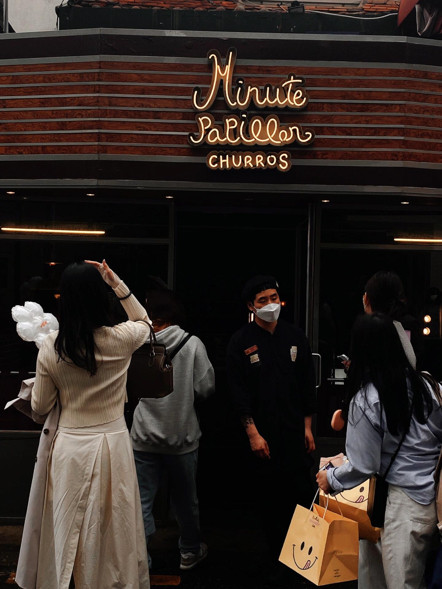 
                        首爾探店????｜狎鷗亭｜巧克力吉拿棒咖啡廳??【Minute Papillen CHURROS / ??? ???】這家位於狎鷗亭的巧克力吉拿棒咖啡廳，簡直是甜品愛好者的天堂！??雖然當天首爾下著滂沱大雨，但這裡的人氣依然不減，座無虛席。???大約下午一點鐘抵達，詢問後被告知可能需要等待1-2小時。?幸運的是，等待不到一小時就在吧臺邊獲得了座位。我們點了招牌的濃巧克力醬搭配原味吉拿棒，每一口都是對味蕾的極致誘惑！??這裡的巧克力醬濃郁香醇，卻意外地不會過於甜膩，與外酥內軟的吉拿棒完美結合，讓人無法抗拒！??- 濃巧克力+原味吉拿棒(??? & ???)僅需韓幣8000！??#首爾美食探索 #首爾旅遊 #韓國美食 #狎鷗亭美食 #巧克力控必訪 #首爾咖啡館 #狎鷗亭咖啡體驗