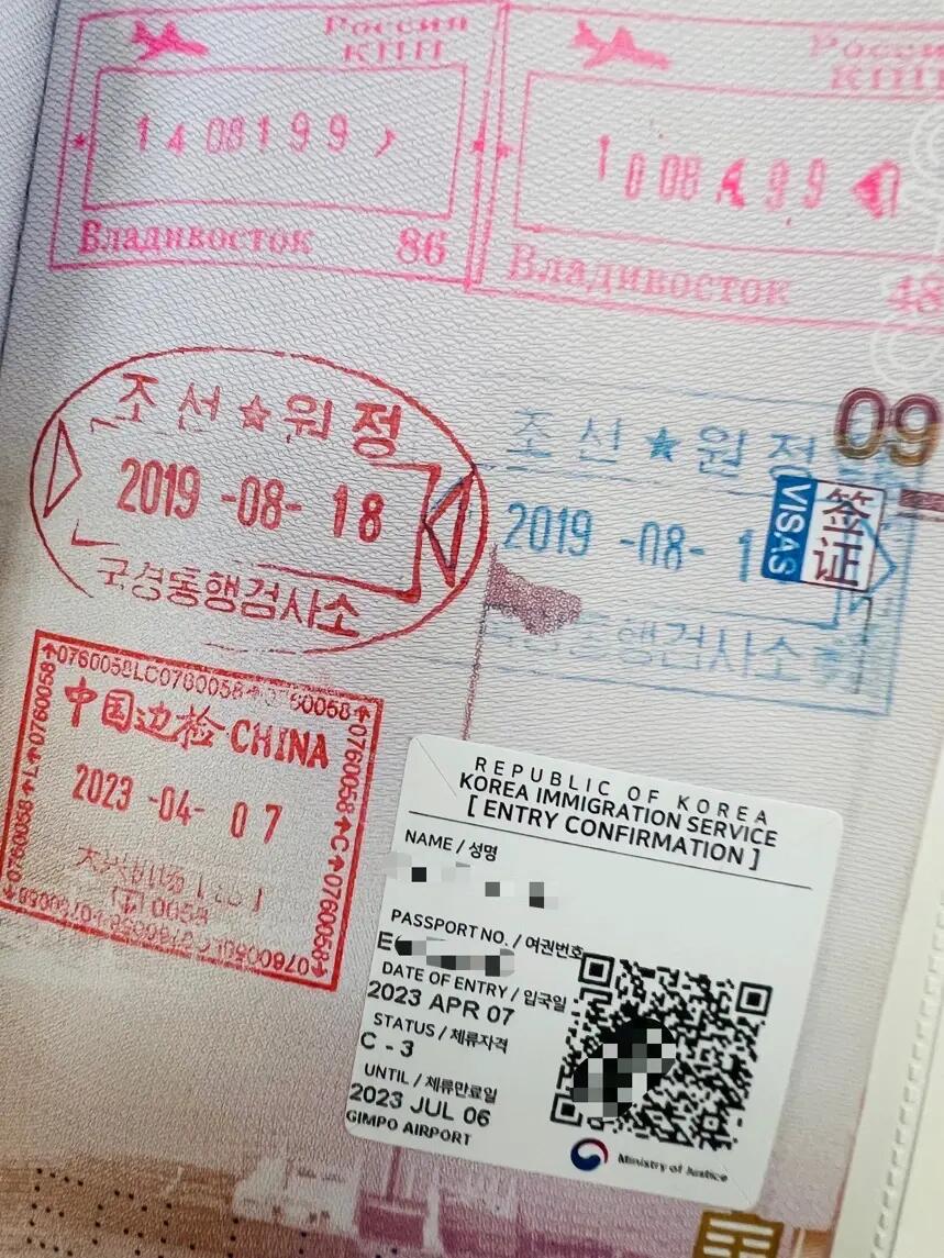 
                        230407絲滑入境首爾????抵達金浦機場，海關的動作迅速，一張小小的貼紙輕輕貼在護照頁上。這一頁，雖小，卻盛載了無數的故事和記憶?？窗桑????與????就這樣悄無聲息地同框啦！#首爾旅行 #韓國入境 ????