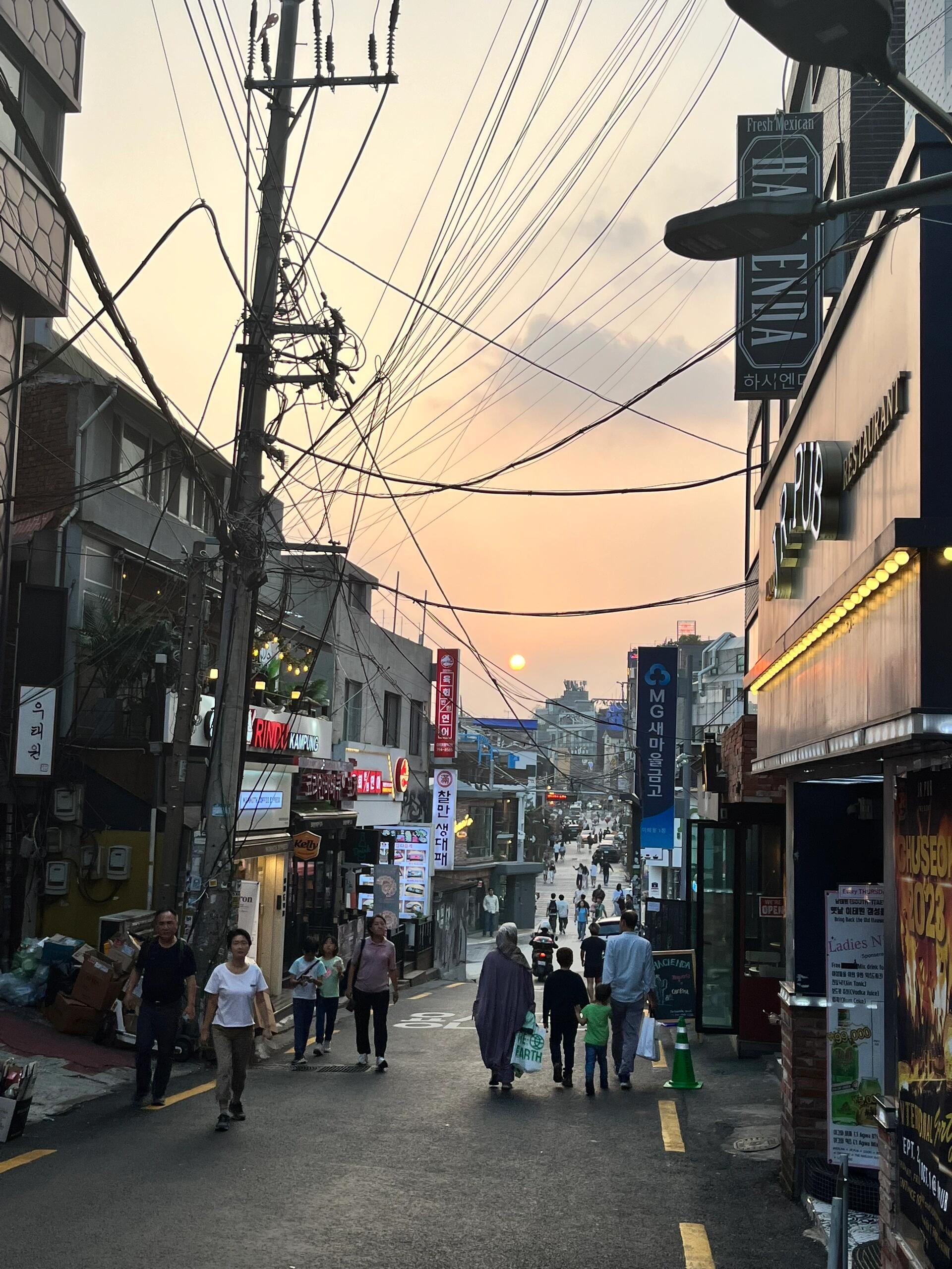 
                        ??梨泰院泰餐體驗(yàn) - Somi/Rose/Lisa的選擇?剛剛追完Rebecca，心血來(lái)潮跳上地鐵，一站后就到了充滿異國(guó)情調(diào)的梨泰院。?? 走出地鐵站，只需漫步四百米，就能發(fā)現(xiàn)這家讓人心動(dòng)的泰式餐廳。一推門，映入眼簾的是明星簽名墻，讓人忍不住拿起手機(jī)，咔嚓咔嚓留下美好時(shí)光。?? 單身的我選擇了“一人食”，點(diǎn)了冬陰功湯 - 真的是太！好！吃！了！?? 想嘗試更多美味，但肚子已經(jīng)滿滿當(dāng)當(dāng)，只好遺憾放棄。店內(nèi)的氛圍溫馨又有點(diǎn)神秘，燈光昏暗，為約會(huì)增添了幾分浪漫。??地址：????20?? 7-2#韓國(guó)泰國(guó)菜 #梨泰院 #梨泰院美食 #ROSE同款 #lisa同款