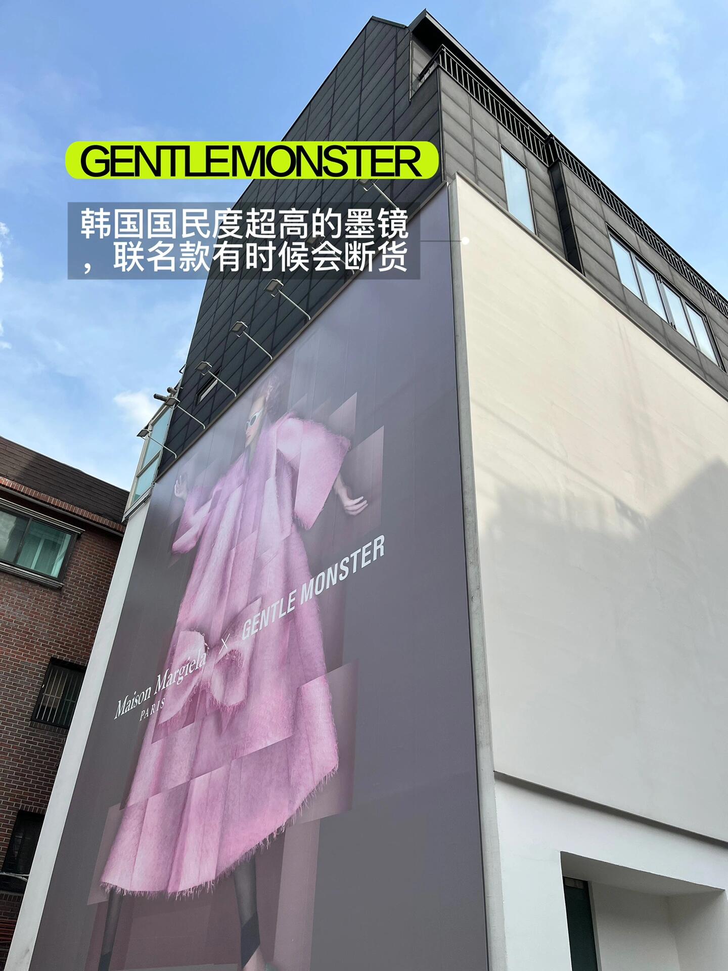 
                        ????探索韓國(guó)新沙洞的絕佳攻略????新沙洞，韓國(guó)時(shí)尚愛(ài)好者的新寵，位于江南區(qū)的心臟地帶，這里是你偶遇明星的好地方，一起來(lái)看看如何玩轉(zhuǎn)新沙洞吧！??新沙洞的購(gòu)物街主要分為2-3條主干道，建議從Aland開(kāi)始你的探索之旅。?：ALAND??：?? ??? ???175? 78這里是集合了眾多平價(jià)潮流品牌的購(gòu)物天堂，雖然明洞也有分店，但新沙洞的Aland更值得一逛。尤其是他們的衛(wèi)衣，時(shí)尚又耐穿。?：TAMBURINS??：?? ??? ????10? 44 ????新沙洞的必逛之地，巨幅的jennie廣告牌是打卡熱點(diǎn)，產(chǎn)品起價(jià)約為3萬(wàn)韓幣，店鋪裝潢簡(jiǎn)約而高雅。（正對(duì)面就是GENTLE MONSTER）?：INDI品牌店??：?? ??? ????12? 23這家店會(huì)讓你驚喜連連！價(jià)格親民，質(zhì)感上乘，店內(nèi)布局整潔有序，還支持微信和支付寶付款哦???：Polo Ralph Lauren直營(yíng)店??：?? ??? ????13? 31 ???韓國(guó)人對(duì)Polo的針織衫情有獨(dú)鐘，新沙洞的店鋪款式豐富，值得一逛！?：GENTLE MONSTER??：?? ??? ????10? 23這里有獨(dú)家聯(lián)名款墨鏡，品牌在韓國(guó)極具知名度，盡管多家百貨公司有售，但來(lái)這里試戴體驗(yàn)也是不錯(cuò)的選擇。總的來(lái)說(shuō)，新沙洞是逛街的好去處，盡管疫情影響了一些店鋪，但這里的咖啡廳和餐廳依然充滿特色，值得一試??#韓國(guó)生活 #韓國(guó)旅行 #韓系穿搭 #新沙洞購(gòu)物 #時(shí)尚探索