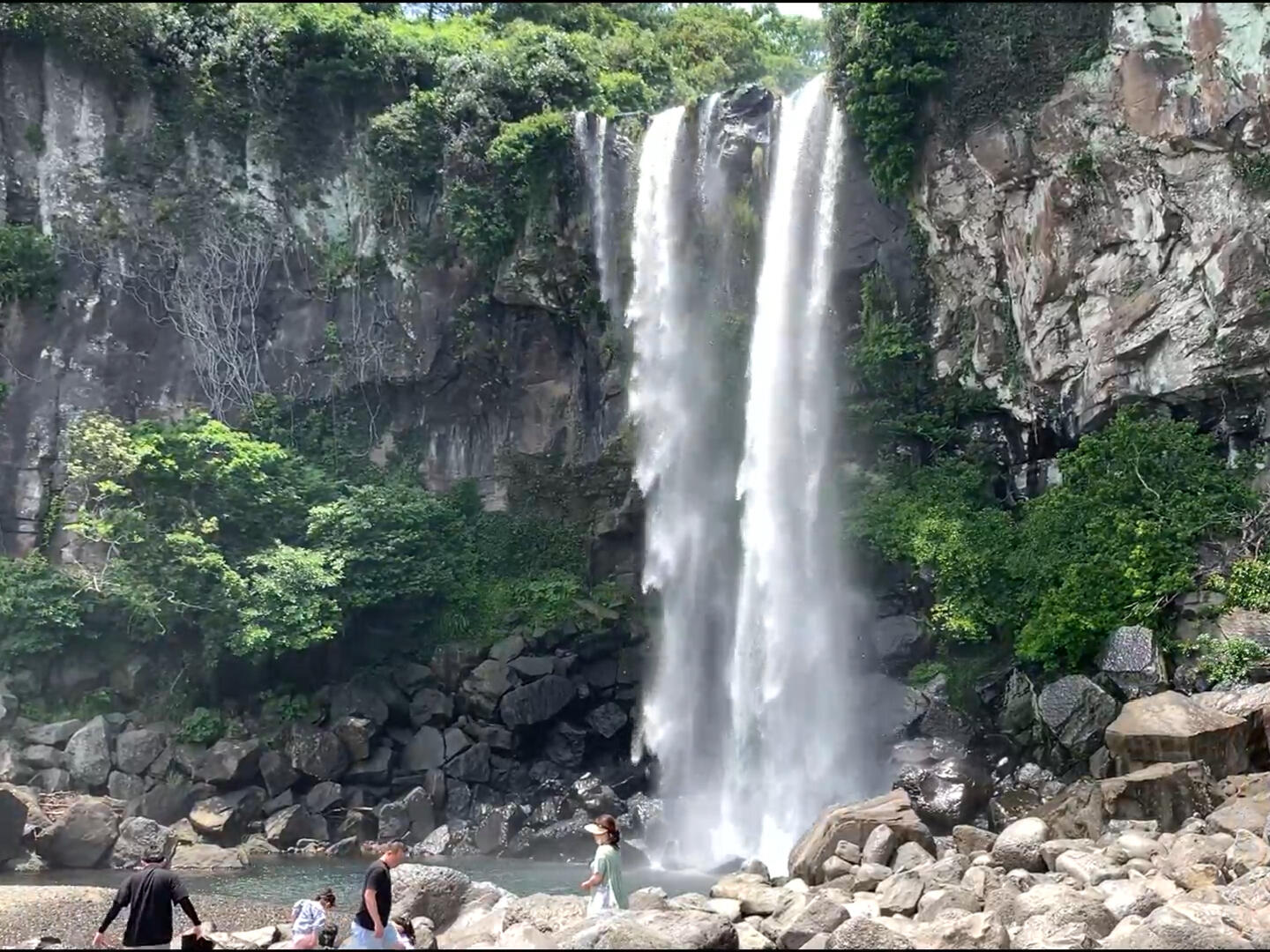 
                        韓國(guó)濟(jì)州島探秘????：海邊的奇景正房瀑布?探索濟(jì)州島的秘密，發(fā)現(xiàn)了正房瀑布這個(gè)自然奇觀！?? 這里不僅是亞洲獨(dú)一無(wú)二的海岸瀑布，直接匯入蔚藍(lán)大海，還有著傳說(shuō)色彩，據(jù)說(shuō)古代的方士徐福曾經(jīng)來(lái)此尋找傳說(shuō)中的長(zhǎng)生不老藥。???♂? #韓國(guó) #濟(jì)州島 #西歸浦 #瀑布 #正房瀑布 #海岸 #長(zhǎng)生不老 #韓國(guó)旅游