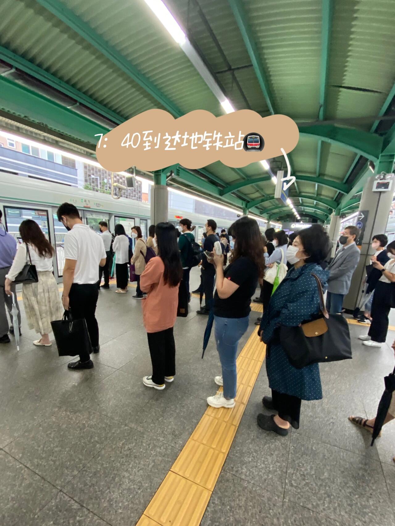
                        ????韓國(guó)通勤挑戰(zhàn)日記 | ??首爾→安山搬到首爾的那一刻，就知道通勤上學(xué)會(huì)成為我的日常挑戰(zhàn)~ ???在首爾享受了一個(gè)充滿活力的暑假后，我完全愛(ài)上了這里的都市韻味，于是決定成為一名真正的首爾人，搬家過(guò)來(lái)啦！但我的設(shè)計(jì)學(xué)專業(yè)在漢陽(yáng)大學(xué)安山校區(qū)，這意味著每天都要面對(duì)兩小時(shí)?的通勤大考驗(yàn)… ???來(lái)看看我的日常通勤時(shí)間表吧：早上六點(diǎn)五十起床，洗漱完畢后七點(diǎn)半7：40出門，坐兩站公交到回基站，和朋友一起踏上旅程8：20乘坐京義中央線，速度更快，到二村換乘四號(hào)線從二村直達(dá)常綠樹(shù)站（耗時(shí)一小時(shí)）9：40第一天因?yàn)闆](méi)找到公交站牌，怕遲到，只好打車9：50買了杯咖啡?，提神醒腦9：55準(zhǔn)時(shí)抵達(dá)教室上完一個(gè)小時(shí)的課，和可愛(ài)的后輩一起享受了一杯悠閑的咖啡?，然后滿足地回家~總的來(lái)說(shuō)，雖然通勤辛苦，但也樂(lè)在其中。作為一個(gè)勤奮的摩羯座?，我覺(jué)得每天都過(guò)得很充實(shí)。博士課程并不繁重，一周三次校園之旅就足夠了。現(xiàn)在，我正享受著這種奔波的生活~ ????#韓國(guó)生活 #韓國(guó)留學(xué)生 #職場(chǎng)通勤穿搭 #每日穿搭 #日常穿搭 #漢陽(yáng)大學(xué)Erica安山校區(qū) #韓國(guó)漢陽(yáng)大學(xué) #韓國(guó)博士 #韓國(guó)地鐵 #安山 #留學(xué)韓國(guó) #設(shè)計(jì)學(xué)博士 #讀博日記 #博士生活