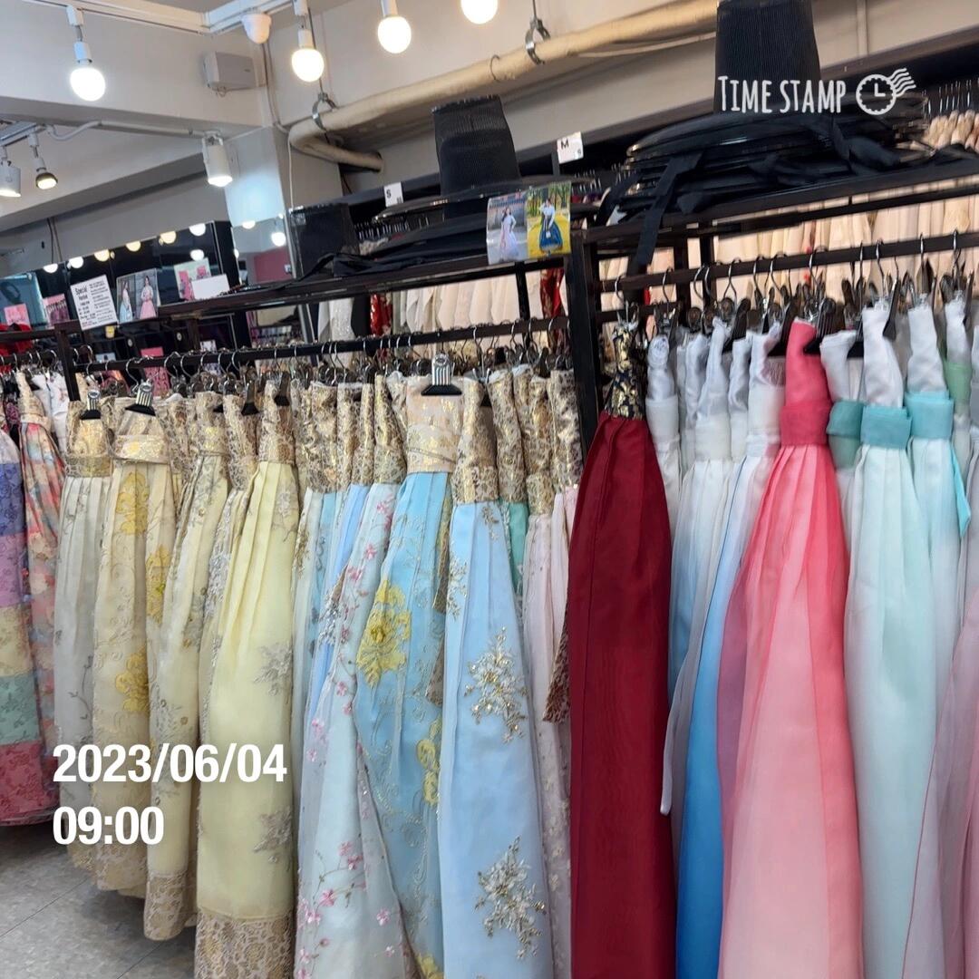 
                        ??景福宮穿梭時(shí)光的韓服體驗(yàn)??秋風(fēng)送爽，中秋和國(guó)慶的長(zhǎng)假就要來(lái)啦！????給計(jì)劃在韓國(guó)景福宮留下美好回憶的朋友們，安利一間超有feel的韓服租賃店——嘰嘰喳喳韓服店！??之所以推薦，是因?yàn)槲以谶@里打工半年多，對(duì)它可謂是了如指掌，希望我的經(jīng)驗(yàn)?zāi)芙o你們的旅行添上一抹亮色。????在嘰嘰喳喳韓服店工作的日子超開(kāi)心，和同事們的默契滿分！??雖然價(jià)格不是最低，但性價(jià)比超高！女生款式多樣，最實(shí)惠的兩小時(shí)只需15000韓元起，至尊王妃裝則是兩小時(shí)30000韓元，最高檔的35000韓元/套；男生款式同樣豐富，最高檔也是兩小時(shí)30000韓元。裙撐額外2000韓元，可選可不選。發(fā)型服務(wù)也有免費(fèi)和3000韓元的選擇哦！???♀????♂?提個(gè)小貼士：在韓游網(wǎng)或者naver提前預(yù)約會(huì)更加劃算，比店里直接預(yù)約便宜哦！??嘰嘰喳喳韓服店有兩個(gè)分店，1號(hào)店空間大，主打預(yù)約和團(tuán)體客戶，位于3樓；2號(hào)店則小巧精致，坐落街邊，但服務(wù)品質(zhì)一樣棒！??最重要的一點(diǎn)——干凈！當(dāng)天歸還的衣物，無(wú)論是女生的上衣還是男生的內(nèi)衣褲，都會(huì)洗得干干凈凈。夏天每件歸還的衣服幾乎都要清洗，雖然累但我們堅(jiān)持每件都要洗！??店里有中國(guó)學(xué)生兼職，也有韓國(guó)兼職生，所以語(yǔ)言根本不是問(wèn)題，放心大膽來(lái)體驗(yàn)吧！?????老板娘和老板娘兒子（1號(hào)店老板）對(duì)我們特別好，這篇分享也是為了感謝他們，希望對(duì)你們有幫助～～～祝大家在韓國(guó)旅行中，擁有難忘的景福宮韓服體驗(yàn)！??????#韓國(guó)生活 #景福宮 #韓國(guó)景福宮 #韓服 #韓服體驗(yàn) #韓國(guó) #韓國(guó)旅游 #韓國(guó)旅行