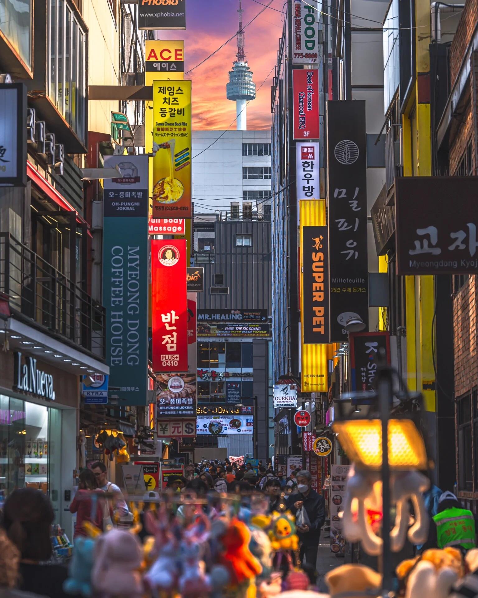 
                        明洞逛街指南，碼住不要錯(cuò)過(guò)嘍???明洞是首爾最知名的購(gòu)物商圈之一，想逛、想吃、想買，來(lái)明洞準(zhǔn)沒(méi)錯(cuò)！???漫畫坡是明洞的文創(chuàng)地，小巷子里滿是鮮艷明亮的漫畫，超級(jí)治愈?? 人也比外圍街道少很多，適合拍照哦，晴天更配，手殘黨姐妹也能拍出好看的照片????明洞地鐵站3號(hào)口出?圣堂韓國(guó)最古老的天主教堂，哥特式建筑宏偉大氣，白天晚上都很漂亮，不趕時(shí)間的話可以去兩趟O????明洞站10號(hào)口出?9：00—21：00 開(kāi)放?moltocafe咖啡店在圣堂附近，可以點(diǎn)杯咖啡和甜點(diǎn)，坐在露天椅子上看對(duì)面的圣堂???人均100RMB左右?購(gòu)物街明洞最出名的當(dāng)然還是超熱鬧的購(gòu)物商圈啦，有樂(lè)天免稅店、新世界免稅店，還有其他很多潮牌店和文創(chuàng)店，喜歡逛街的姐妹千萬(wàn)不要錯(cuò)過(guò)????明洞的OLIVE好多姐妹說(shuō)容易缺貨，彩妝護(hù)膚更推薦大家去江南的OLIVE，明洞更適合買專輯啦（?Music korea就有超級(jí)全的專輯和周邊）???文創(chuàng)店MU:U MU:U在耐克店和ZARA之間大廈的四樓，還有Aland服裝店??文創(chuàng)店里有非常多的貼紙，人也不多，安安靜靜地逛逛很舒服???美食?江南面屋：韓式燉牛排骨，超級(jí)下飯????明洞1街48-2未來(lái)大廈5樓?木覓山房：韓式料理，米其林級(jí)別，推薦牛肉拌飯哦，醬料味道超好????退溪路20街711樓明洞免稅店里有好多好用的面膜，小姐妹們可以找找有沒(méi)有適合自己的，護(hù)膚品真的很好買???♀?#旅游 #韓國(guó) #治愈漫畫 #首爾 #明洞 #免稅店 #美食 #專輯 #護(hù)膚品 #明洞探店