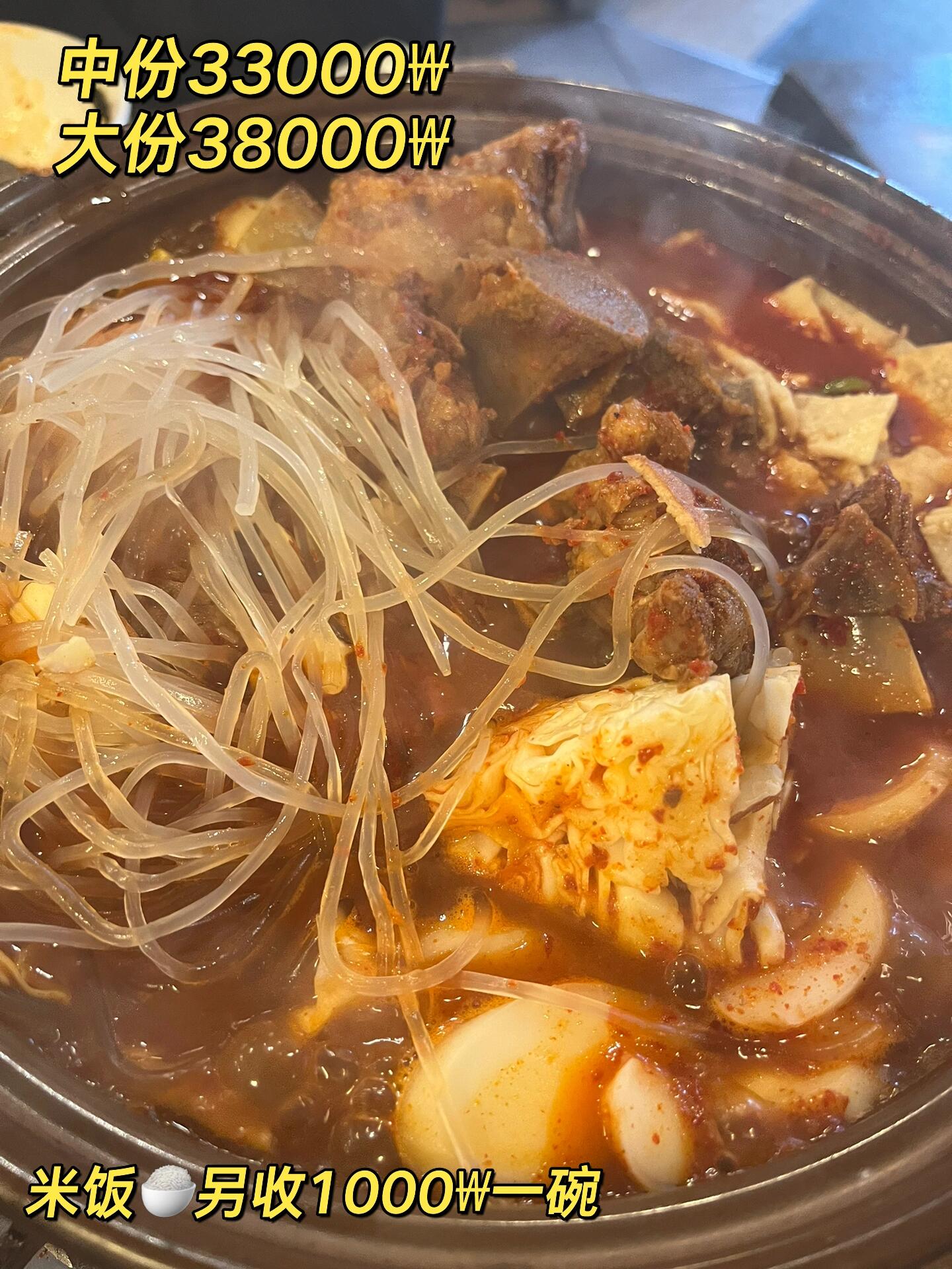 
                        三清洞面片湯VS新村豆腐湯辣排骨湯??在首爾探店的美食之旅中，我發(fā)現(xiàn)了兩家讓人超級(jí)心動(dòng)的網(wǎng)紅餐廳，忍不住要和大家分享一下我的美食打卡經(jīng)歷啦！????????三清洞面片湯????這家店可是平價(jià)版的米其林三星哦！面片湯的口感簡(jiǎn)直了，土豆餅也是黏糯得很有特色，雖然一開(kāi)始可能會(huì)有點(diǎn)不太適應(yīng)這種搭配，但真的是碳水的極致享受呀！??不過(guò)呢，要提醒大家的是，節(jié)假日這里的排隊(duì)隊(duì)伍超級(jí)長(zhǎng)，早上11點(diǎn)開(kāi)門，排隊(duì)的小伙伴們就已經(jīng)排成長(zhǎng)龍了，還拐了好幾個(gè)彎呢！????價(jià)格方面，單人份面片湯9000?，雙人份就是18000?，再加上土豆餅11000?，總共大概是29000?，折合人民幣大約155元￥。????新村嫩豆腐湯????新村的嫩豆腐湯名聲在外，但我個(gè)人是真的超愛(ài)他們家的辣排骨湯！第一次嘗試的時(shí)候點(diǎn)了單人份，雖然只有三塊排骨，但是米飯和雞蛋都是免費(fèi)無(wú)限量供應(yīng)的哦！????第二次我就直接點(diǎn)了中份，排骨多多，還加了粉絲，超滿足！不過(guò)這次米飯要另外收費(fèi)1000?一碗，不過(guò)雞蛋還是免費(fèi)的。這家店24小時(shí)營(yíng)業(yè)，所以我們聰明地選擇了非飯點(diǎn)去吃，就完全不用排隊(duì)了！????價(jià)格來(lái)看，單人份辣排骨湯9800?，火腿奶酪豆腐湯8800?，再加上一杯可樂(lè)2500?，總共是21100?，約合人民幣113元￥。中份辣排骨湯33000?，再加上兩份米飯2000?，總共大約是35000?，折合人民幣大約187元￥。大家覺(jué)得哪家更讓人垂涎欲滴呢？??（至少我覺(jué)得，這兩家的美食絕對(duì)值得排隊(duì)，比倫敦的貝果店還要來(lái)得值哦！）#三清洞 #三清洞面片湯 #新村 #新村豆腐湯 #新村辣燉排骨 #新村美食 #首爾美食 #韓國(guó)自由行 ?????