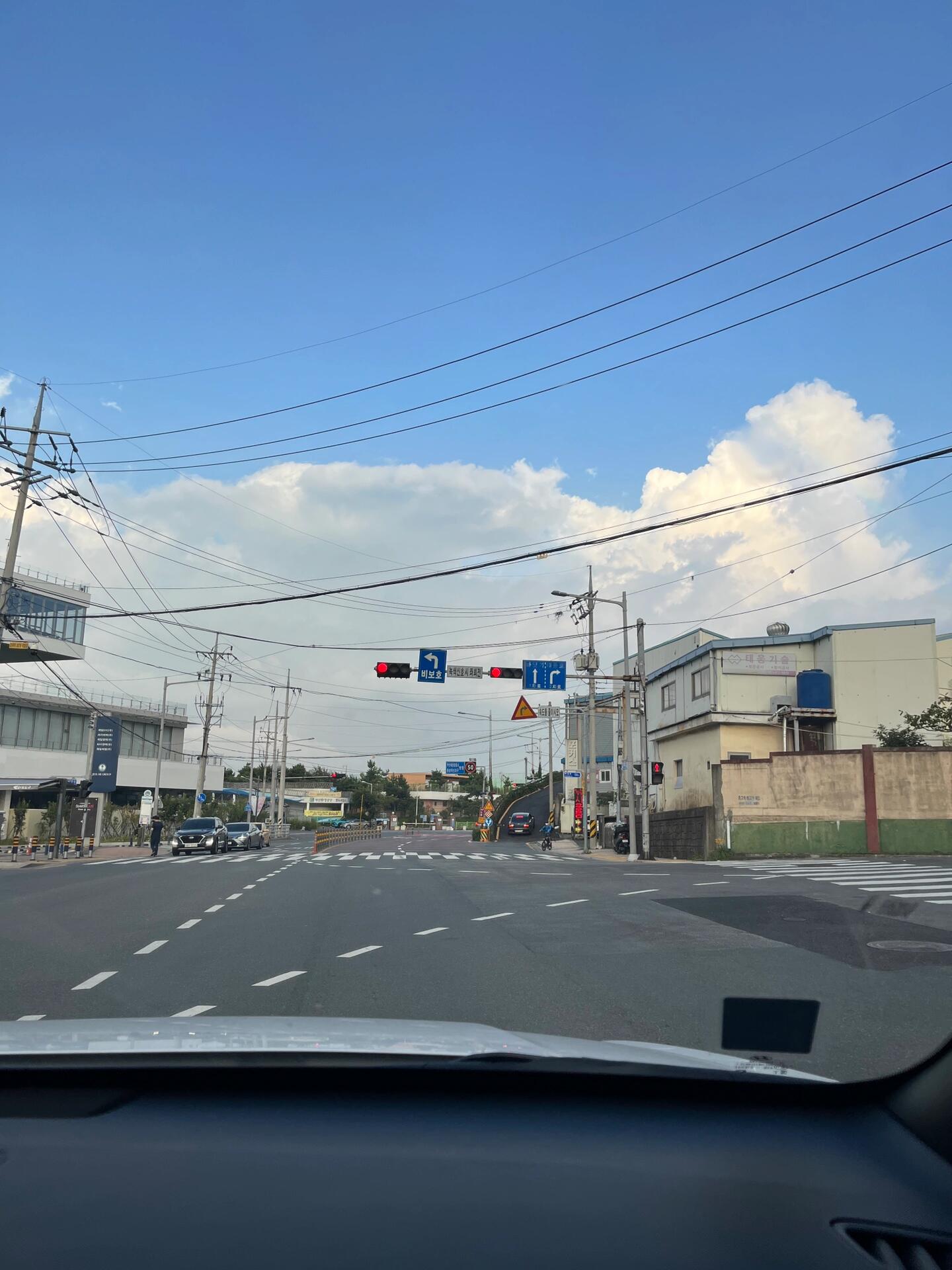 
                        探索韓國(guó)釜山影島的魅力????剛踏上釜山的土地，我就迫不及待地前往了美麗的影島！????首先，我要大力推薦這家名為Having Moment的咖啡館，它坐落在海邊，讓你一邊享受美味的咖啡，一邊沉醉于海景的美麗。??? 他們的黑芝麻拿鐵和冰淇淋拿鐵簡(jiǎn)直是味蕾的盛宴，尤其是那黑芝麻奶蓋，簡(jiǎn)直是美味的代名詞！????這間咖啡館早在我計(jì)劃韓國(guó)之旅時(shí)就已經(jīng)在我的打卡清單上了，沒(méi)想到在去的路上，我的韓國(guó)朋友突然告訴我，這家店竟然是她家的樓下！???? 這個(gè)驚喜太不可思議了！影島以其美味的貝類(lèi)聞名，但我不確定該去哪家嘗試，所以我就代表所有西珍妮寶寶們嘗了一下NCT推薦的那家，味道真的是太棒了！????? 并且還有NCT的簽名作為紀(jì)念！??漫步在影島，海景的美麗令人陶醉，而且島上還有許多文創(chuàng)小店，非常適合閑逛。????? 不過(guò)，爬樓梯確實(shí)很累，但我還是在一個(gè)洞口排隊(duì)拍了照，雖然不太清楚這個(gè)地方，但看到那么多人排隊(duì)，我猜這里一定是影島的必打卡點(diǎn)吧！????#釜山旅行 #釜山美食 #韓國(guó)釜山影島 #影島美景 #Busan #韓國(guó)旅行 #NCT推薦