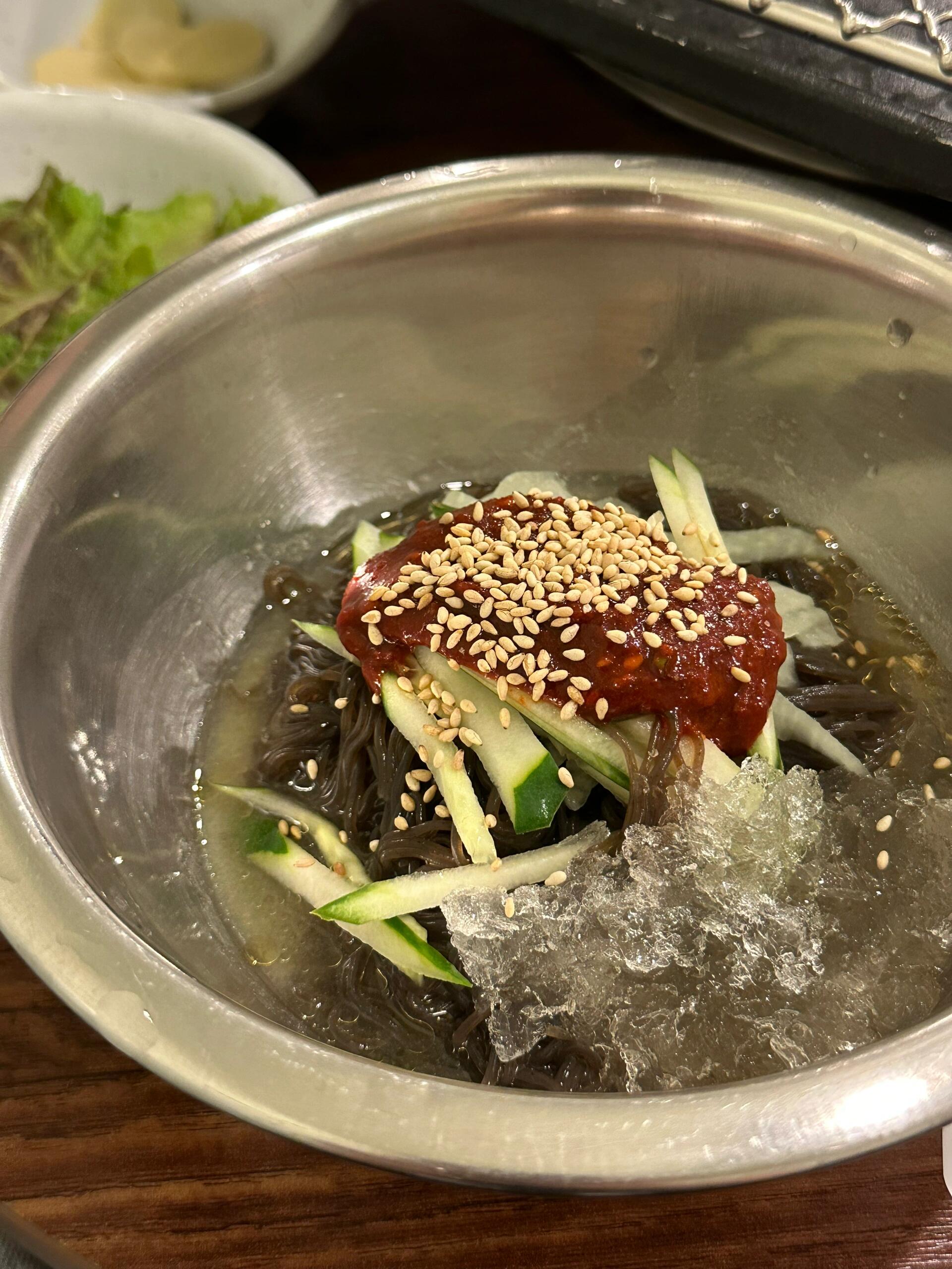 
                        ????弘大必吃美味～烤帶皮黑豬五花???從濟(jì)州島的烤黑豬肉經(jīng)歷，那香氣四溢的帶皮黑豬五花讓我日思夜想，夢(mèng)中都能嗅到那誘人的香味??。抵達(dá)首爾后，我馬不停蹄地搜尋，終于發(fā)現(xiàn)了這家當(dāng)?shù)厝藲饪救獾?！下午五點(diǎn)不到，門(mén)口已經(jīng)排起了小長(zhǎng)龍。寫(xiě)下名字和人數(shù)，趁著等待時(shí)間去附近逛逛。店鋪不大，等待了近一小時(shí)才迎來(lái)美食盛宴。我們兩人點(diǎn)了五花肉和梅肉的拼盤(pán)，店員親自操刀烤制。再加上一份泡菜湯和冷面，簡(jiǎn)直撐到不行！那帶皮黑豬五花的香味簡(jiǎn)直無(wú)法抵擋，皮脆肉嫩，肥而不膩。梅花肉厚切，嚼勁十足。泡菜湯酸香濃郁，朋友覺(jué)得有點(diǎn)過(guò)酸，但我超級(jí)喜歡，搭配烤肉正好解膩。冷面涼爽，用生菜包著冷面和烤肉，蘸上飯醬，美味得讓人停不下來(lái)??。這家烤肉店真的太讓人心動(dòng)了！在我這次首爾之旅中，與新沙烤牛腸齊名，成為旅行中的亮點(diǎn)??????。?????????? ????6? 34-9#首爾美食探店 #弘大烤肉 #韓國(guó)美食 #弘大美食 #弘大探店 #韓國(guó)旅行