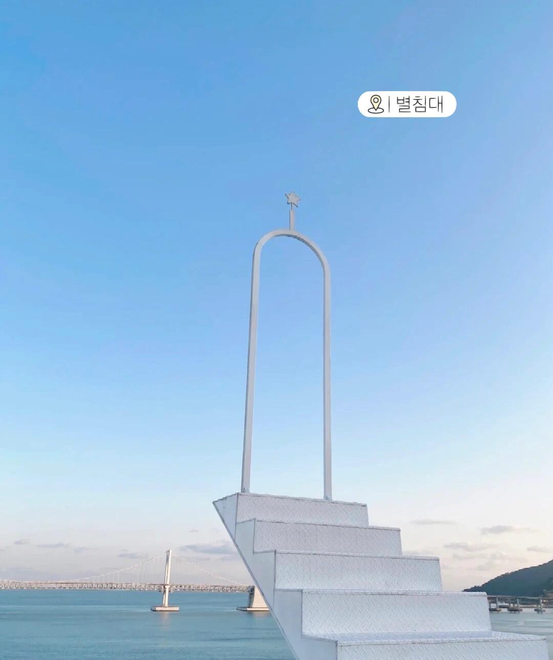 
                        吐血整理??釜山10大最火最美咖啡廳?????? ???（圖1）地址：?? ???? ????62?? 23 3~5?可以看見(jiàn)海云臺(tái)全景的咖啡廳，全玻璃落地窗，海云臺(tái)的無(wú)敵海景盡收眼底???????(Cafe Roof Top）（圖2）地址：?? ???? ???? 139-4 4?直面大海拍照超級(jí)好看的咖啡廳，室內(nèi)和屋頂都是精心布置過(guò)，每個(gè)角度都很好拍照??????(CORALANI)（圖3）地址：?? ??? ??? ????? 32這是釜山最近最受游客喜愛(ài)的咖啡廳，一共四層，戶(hù)外可以俯瞰碧海藍(lán)天的觀(guān)景露臺(tái)視野真的超級(jí)贊??????(D1 coffee）（圖4）地址：?? ??? ??? ??? 326 2,3?這家是位于釜山機(jī)張日光海水浴場(chǎng)附近的希臘風(fēng)咖啡廳??，后院裝飾風(fēng)格一眼讓人進(jìn)入圣托里尼???。???（Aether）（圖5）地址：?? ??? ??? 234 1~3?咖啡廳從外面看是極簡(jiǎn)工業(yè)風(fēng)的灰白色建筑，整個(gè)咖啡廳有四層，全是玻璃落地窗,可全方位欣賞白淺灘的風(fēng)景??。?????（圖6）地址：?? ??? ??? 236粉絲系的裝修超級(jí)能滿(mǎn)足各種少女心。整個(gè)咖啡廳都是熱帶海灘風(fēng)布置，超多拍照打卡區(qū)，很容易出片。選個(gè)位置看日落也是超級(jí)浪漫的??。??????(wave on coffee)（圖7）地址：?? ??? ??? ???? 286大海，礁石，風(fēng)帆，夕陽(yáng)，氛圍感絕佳?？Х葟d旁邊還有房車(chē)露營(yíng)??基地,可以在這里待一整天??。???（圖8）地址：?? ??? ??? 94-1這是一家在森林中的咖啡廳，高大的蒼天大樹(shù)??，緩緩流動(dòng)的溪流，草地上擺著各種可愛(ài)的小精靈???♀?，好像闖入小精靈的童話(huà)世界??。?????（圖9）地址：?? ??? ??? 164釜山超大的戶(hù)外咖啡廳，自稱(chēng)造價(jià)100億韓幣的咖啡廳，適合家庭親子游，室內(nèi)很歐式，室外是東南亞風(fēng)，還有各種小動(dòng)物還可以喂食??。??? （圖10）地址：?? ??? ????? 203 1~2?釜山拍照必去的咖啡廳，天國(guó)的階梯朝向美麗的廣安里大橋，頂樓有拍照區(qū)和露天浴池提供拍照??，真的非常出片??持續(xù)關(guān)注我，旅途不迷路！?#釜山旅游 #釜山咖啡廳 #韓國(guó)旅游 #韓國(guó)釜山包車(chē)旅行 #釜山 #韓國(guó)