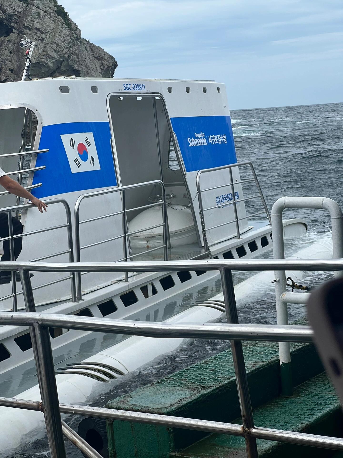 
                        PLOG｜海底的星空???潛水艇初體驗(yàn)????首次潛入深海的奇妙之旅！#海底星空 #西歸浦 #潛水艇體驗(yàn) #濟(jì)州島探險(xiǎn) #海底世界探秘 #珊瑚礁之美 #韓國(guó)濟(jì)州 #夢(mèng)幻海岸線(xiàn)在濟(jì)州島西歸浦，我體驗(yàn)了一次難忘的潛水艇之旅。仿佛置身于星空之下，海底的景色令人驚嘆不已。珊瑚礁的絢麗多彩，海洋生物的悠閑自在，這是一場(chǎng)視覺(jué)與心靈的盛宴。????這片我夢(mèng)寐以求的海域，如今終于踏足，每一刻都值得記錄。????#韓國(guó)旅行日記 #濟(jì)州島必游 #海底奇觀(guān) #潛水艇探秘記 #夢(mèng)幻濟(jì)州 #珍貴記憶 #星空下的海洋