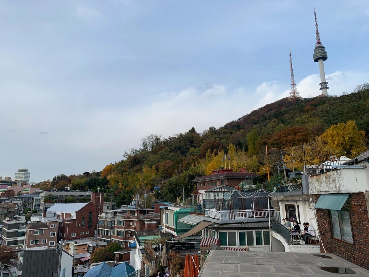 
                        韓國(guó)這家店太適合看日落了??拍照簡(jiǎn)直絕絕子??首爾南山腳下看風(fēng)景超級(jí)贊的一家店!! 一共3層，有很漂亮的露臺(tái)，坐在平臺(tái)上可以將南山腳下首爾塔附近的風(fēng)景盡收眼底，和朋友一起喝著咖啡?or飲料??，聊天，談心事，欣賞廣闊的風(fēng)景，望著南山塔，慢慢等待日落??，可以在繁忙的日常中找到片刻的靜謐～店名：the royal food and drink位置：?? ??? ???20? 37營(yíng)業(yè)時(shí)間：10:00 - 21:00注意：圖一在三樓是專(zhuān)供拍照的位置，不能久坐，可以選擇坐在2層的露臺(tái)，風(fēng)景真的超級(jí)好#周末去哪兒 #韓國(guó) #韓國(guó)留學(xué)生 #韓國(guó)留學(xué)日常 #周末探店 #吃貨在首爾 #首爾南山塔 #梨泰院 #來(lái)拍照了 #最美日落 #網(wǎng)紅打卡地 #韓國(guó)網(wǎng)紅咖啡廳 #韓國(guó)咖啡廳 #首爾高顏值咖啡館