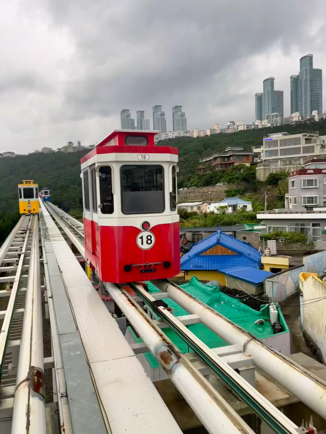 
                        探索韓國美景?? 釜山之旅心得分享2019年的國慶節，我踏上了韓國首爾的土地????，時隔四年，我再次選擇了韓國作為我的旅行目的地，這一次，我的腳步延伸到了首爾和釜山。初次踏足釜山，這座城市給我的第一印象就是宜人舒適，人流不擁擠，讓人感到格外放松。釜山的魅力讓我下定決心，將來一定要再次來訪?? #韓國 #國慶旅游心得 #釜山美景 #韓國釜山之旅