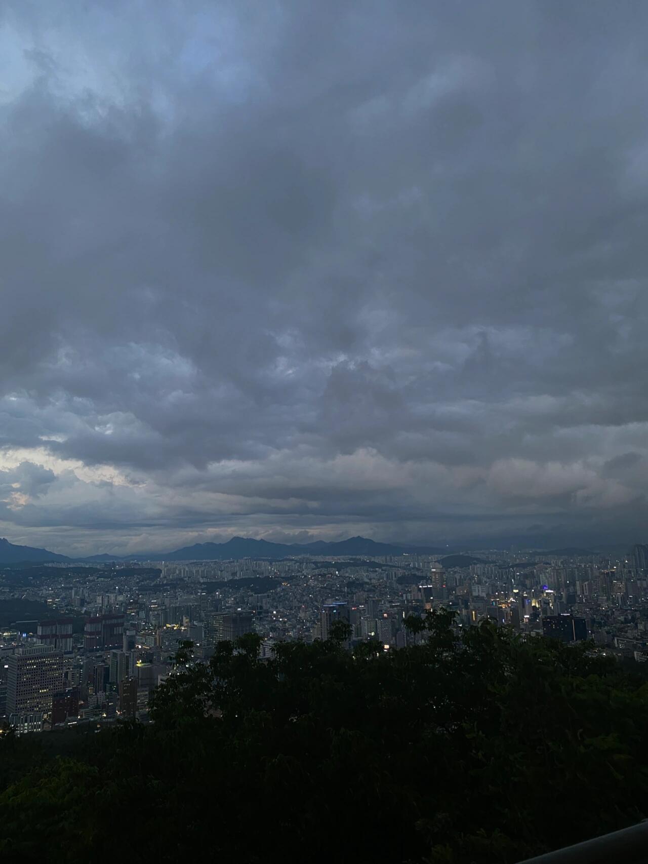 
                        韓國首爾南山塔遛狗記????住在解放村，南山塔就在咫尺之遙~這里成了我和毛孩子散步的天堂，遛狗成了日常的小確幸！前兩天的落日美景，簡直是視覺盛宴，讓人心情大好！#首爾南山塔 #寵物日常 #狗狗散步 #日落美景