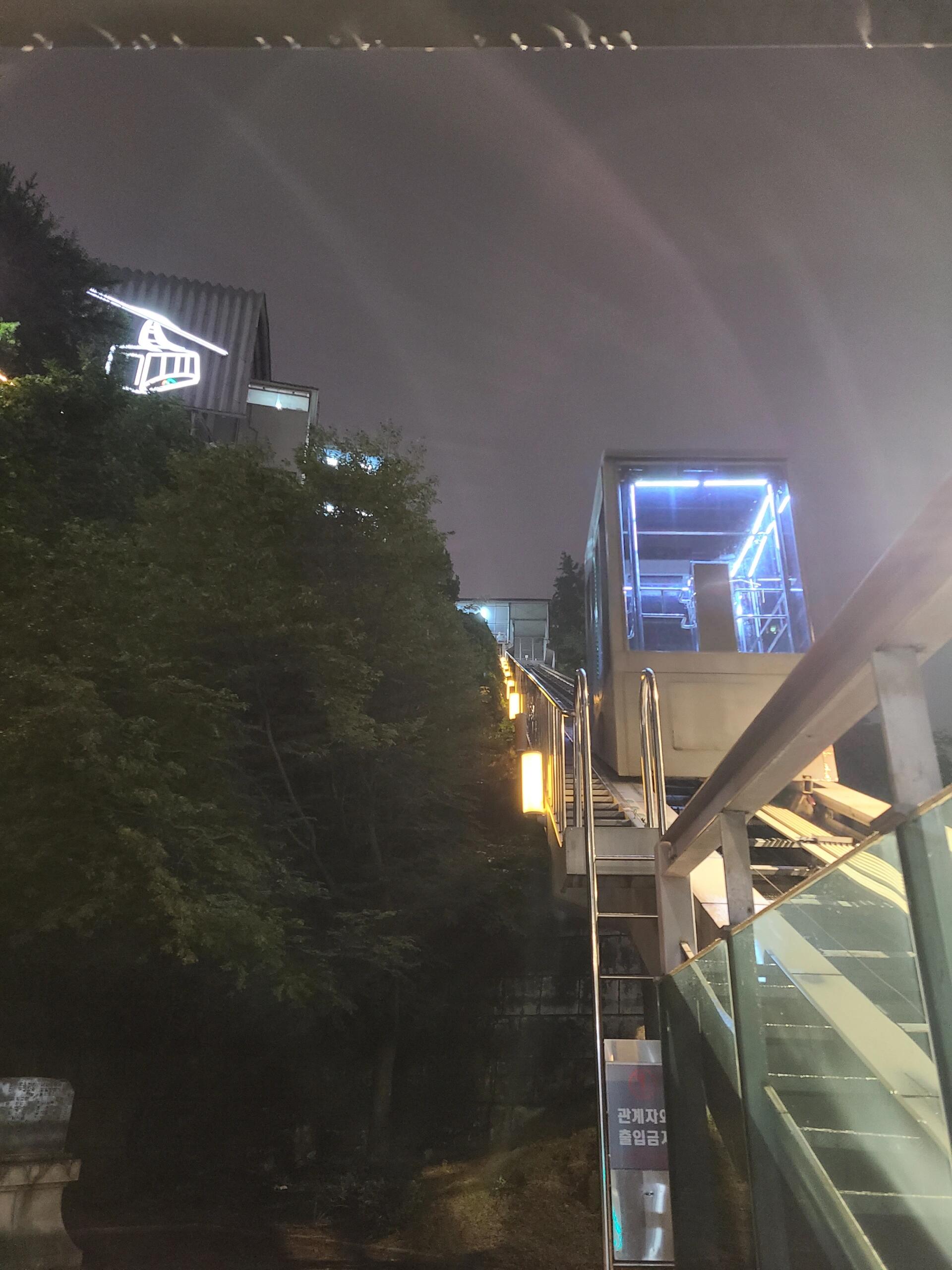 
                        ????首爾探索日記-啟程篇??一心想要的隨性之旅，終于和閨蜜決定周末征服首爾啦！2023年8月11日，從北京起飛，兩小時后我們就踏上了金浦機場的土地，真沒想到這里的旅客絡繹不絕，即便是眾多窗口齊開，我們也排了超過一個小時才得以入境。我們的酒店位置超贊，就在地鐵4號線忠武路站附近，步行僅需100米，而且走個10分鐘就能到達購物天堂明洞，真是太便利了！酒店名字叫忠武路G3酒店，強烈推薦給大家哦～??明洞，這里是首爾的購物圣地，一路上的建筑超有特色（圖一-圖三），我們也追隨韓國年輕人的潮流，拍了一組四宮格照片，超開心的??（圖四）。晚餐后，為了助消化，也為了欣賞首爾的夜色，我們決定徒步前往南山塔。雖然距離不算遠，但是一路上坡（圖五），真是累壞了，加之周一到周五晚上10點就閉塔，我們選擇了坐纜車上山。山頂的首爾全景盡收眼底（圖八），還有超多情侶在這里留下愛的見證??（圖十一），空氣清新，真心推薦給大家！雖然我也曾在這里掛過愛心鎖???，但最后還是單身了，哈哈～下山時，偶然發現了ormi電梯（圖十二），原來還有這種斜坡電梯可以選擇，真是太方便了！今天的步數輕松破萬，感覺要散架了，好累好累，明天見～??#首爾 #首爾旅行 #韓國金浦機場 #首爾酒店 #明洞購物 #四宮格自拍 #首爾南山塔 #纜車之旅 #情侶打卡地標 #愛心鎖 #首爾夜景 #徒步探索
