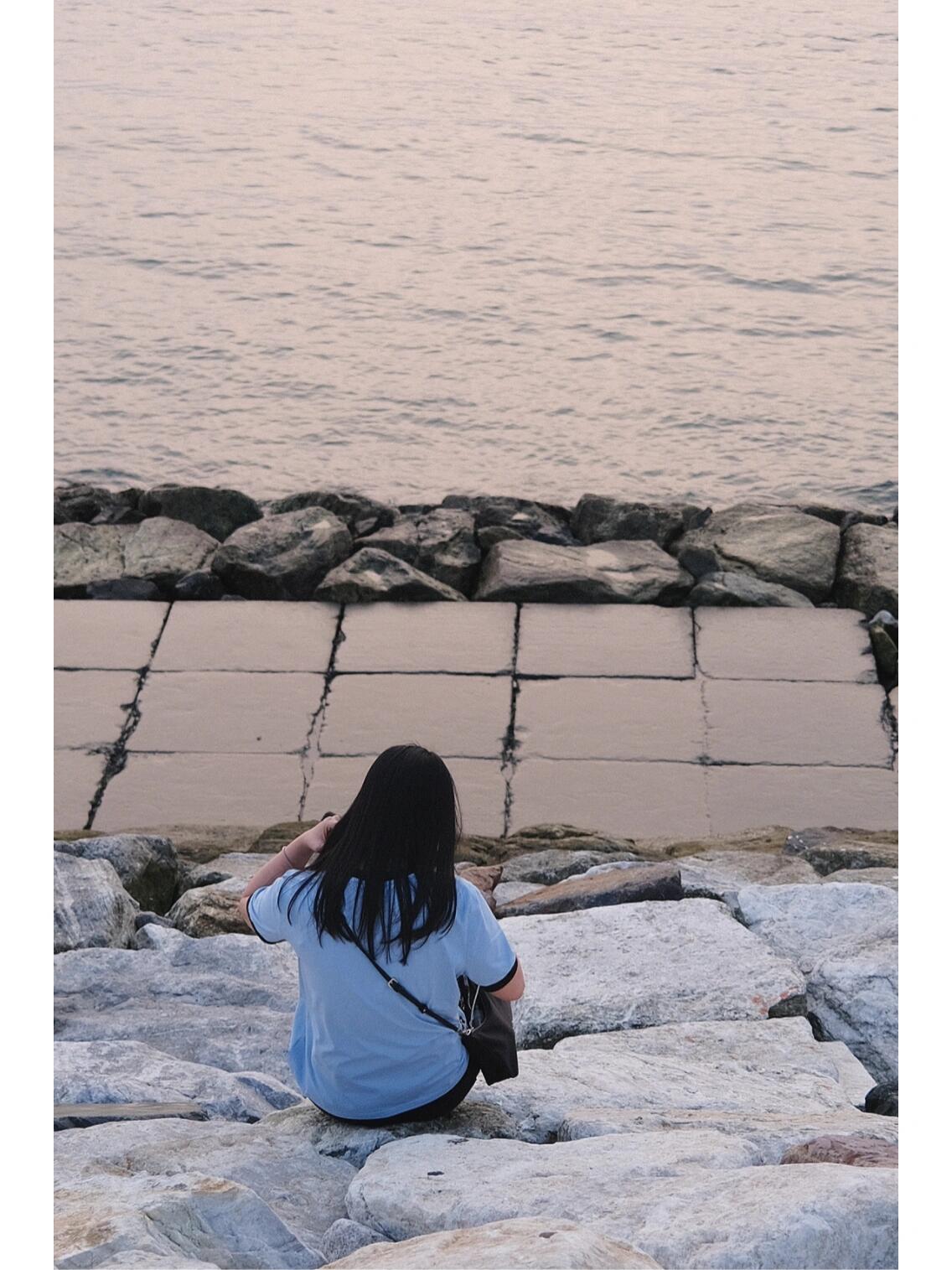 
                        ????仁川月尾島｜和朋友一起去看海吧??從首爾出發去仁川月尾島碼頭????路線：坐東仁川快線到東仁川站（2號出口）再搭乘10號或者是45號公交 途中路經仁川站（中華街）可以下車逛一逛，有很多咖啡廳和中國餐館，一些建筑拍出來也很好看！然后再乘坐到??????就到了可以坐海盜船的小游樂園，還有一些其他的游樂設施，喜歡的姐妹不要錯過哦??最后走一小段路就到了月尾島海邊，拍了落日前和落日時的照片，可惜今天云層比較厚不太明顯??建議大家提前看好天氣～??海邊也有很多飯店，還有吃雪冰（??）的連鎖店，蜜瓜的清涼～就是量比較大可以兩個人點一份??總的來說還是一次很好的出行體驗！#仁川月尾島 #韓國旅行 #旅行 #海邊 #落日 #摩天輪 #韓國游樂園 #韓國咖啡廳 #留學韓國