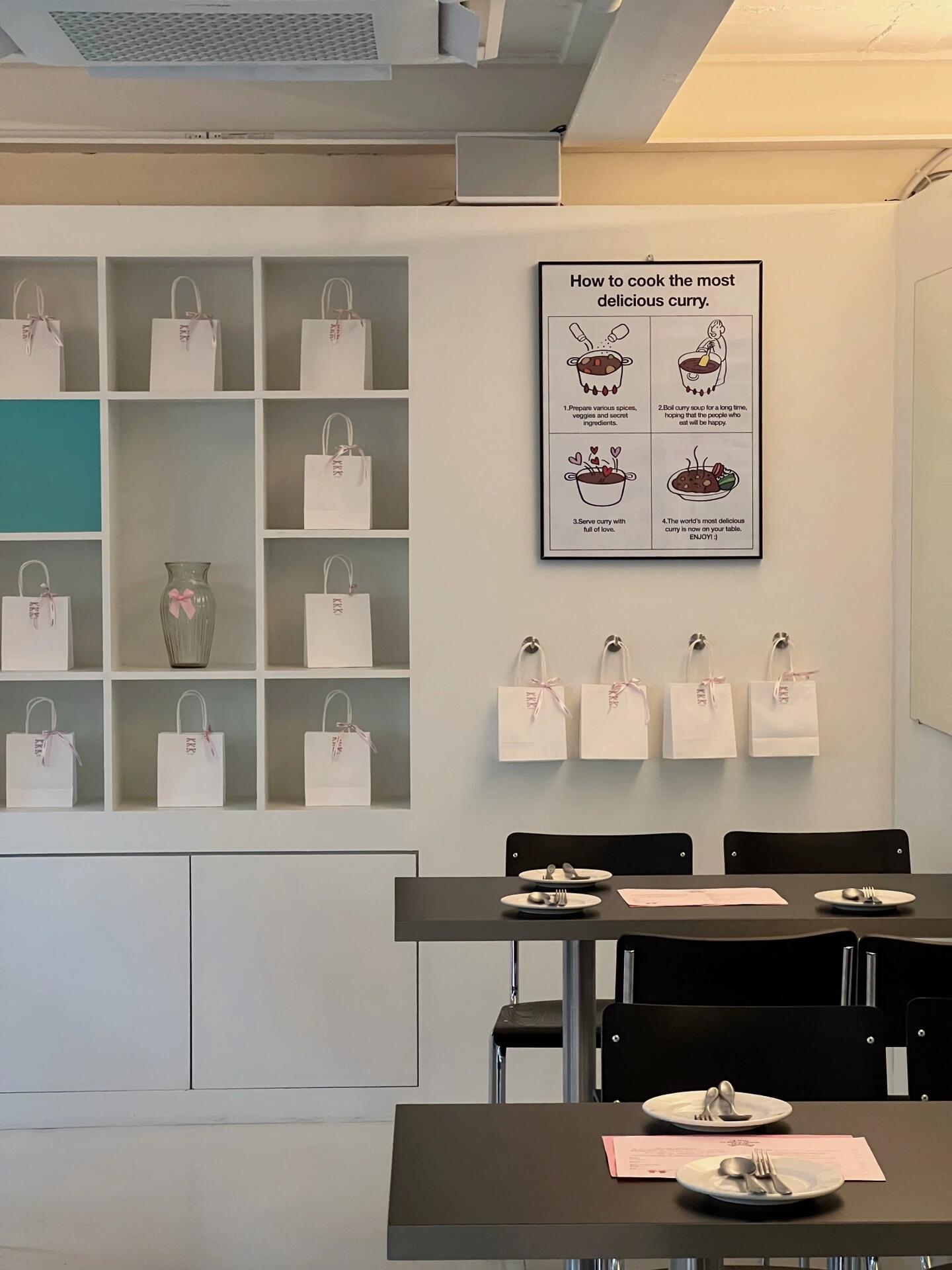 
                        首爾探店????專門做咖喱的可愛西餐廳-生日派對就選這家位于梨泰院的西餐廳吧！外觀是時髦的wine bar，但里面的菜單卻是豐富多彩的咖喱哦！店內裝飾了無數粉色蝴蝶結，簡直是拍照圣地?-晚餐時間，不妨嘗試他們的?? ????，配有餅、咖喱球和多種小菜，自己動手包著吃，超有趣！每一道菜上都裝飾著蝴蝶結，太可愛了！別錯過他們的咖喱派，小熊被子造型超萌，湯咖喱也是必嘗美味。午餐時段還有別樣的菜單哦！-點杯紅酒，服務員會用漂亮的袋子端上桌，每位客人還會收到一塊小熊餅干，過生日的話簡直完美??????- ?? ??? ????? 168-11 1?- 營業時間：11:30-15:00 17:00-21:00（周二休息）- 交通：地鐵6號線綠沙坪站 3號口步行328m#日常碎片PLOG #韓國留學日常 #韓國留學生 #留學韓國 #韓國旅行 #韓國吃喝玩樂 #韓國旅行攻略 #韓國美食 #首爾旅行 #首爾探店 #首爾打卡 #首爾美食 #美食探店 #本地人愛吃的店 #周末去哪兒 #梨泰院 #梨泰院探店 #梨泰院美食 #咖喱
