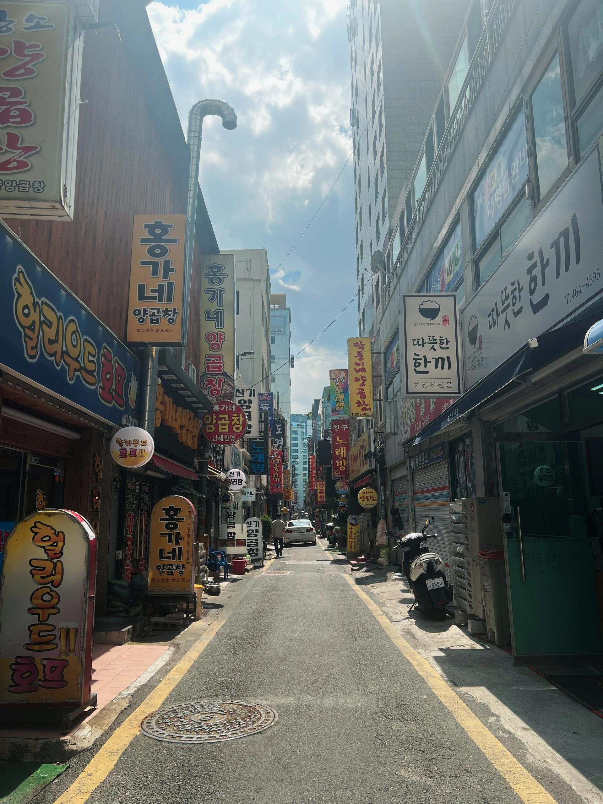 
                        探索釜山的隱藏寶石 - 扎嘎其市場 ??扎嘎其水產品市場是釜山最大的水產品市場，非常接地氣的一個市場，來釜山一定要去逛一逛！????位置：位于松島海上纜車和白淺灘文化村的附近，非常適合將這個市場作為一日游的一部分。如果你在海云臺，那么就需要多花點時間來這里哦！??市場探索：這個市場真的超級大，外面的攤位下面擺著一排排鮮艷的大遮陽傘，非常適合拍照打卡！??室內同樣是海鮮的天堂，干凈整潔，你會看到巨大的帝王蟹和面包蟹，還有我見過的最大的多寶魚！雖然我們作為游客不太可能買活海鮮，但光是看看也是一種享受呢！??美食體驗：想要嘗鮮的話，直接上到二樓吧！那里有很多加工海鮮的小餐廳，選擇多到讓人眼花繚亂。雖然攤主們都在熱情地招攬顧客，但不管你選擇哪家，新鮮的海鮮簡單的烹飪就已經足夠美味。種類繁多，讓人大飽口福，但記得，美味是有代價的，價格可能會讓你的錢包瘦一圈！??#釜山旅行 ???? #釜山美食 #釜山攻略 #釜山海鮮 ??