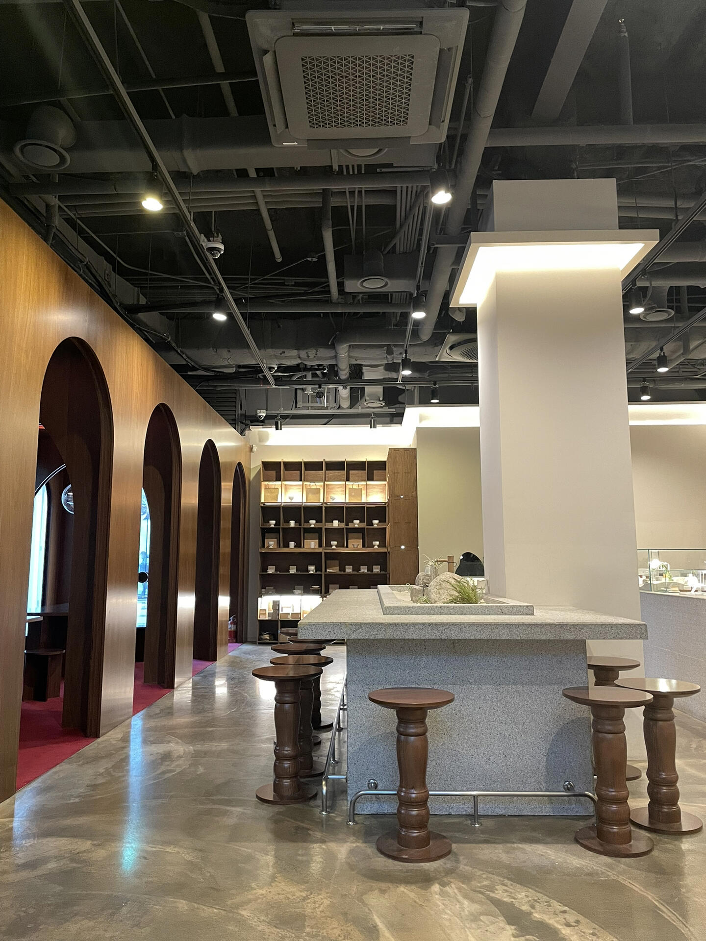 
                        ??首爾美食探店 | 明洞必吃黃油紅豆米糕??在首爾明洞逛街的時候，肚子咕咕叫??，想找點甜品來滿足一下我的糖分需求。偶然間發現了這家超有feel的店，藏身在一棟高樓的一層，還挺好找的呢！一走進店里，就被那簡約又不失高級感的裝修吸引了，窗邊擺放的竹子給人一種清新自然的感覺，坐在這里吃甜品簡直是一種享受??。我選擇了一個人少的時候去，所以店里特別安靜，感覺整個世界都安靜了下來。重點來了！我點了一份黃油紅豆米糕???，OMG，這簡直是米糕界的黑馬！糯米糕軟糯，黃油涼涼的，甜而不膩，每一口都是幸福感爆棚??。不過，紅豆拿鐵就有點讓我失望了，甜到我想飛起來??，所以如果你不是特別喜歡甜的朋友，這個可能就不太適合你。給大家科普一下這家店的名字和地址，如果你也來明洞，不妨來嘗一嘗：店名：?? 赤糖地址：?? ?? ??? 29 1? ??#首爾美食 #明洞美食 #韓國米糕 #首爾甜品 #首爾旅行必吃 #韓國美食探店 #首爾網紅咖啡廳 ?????